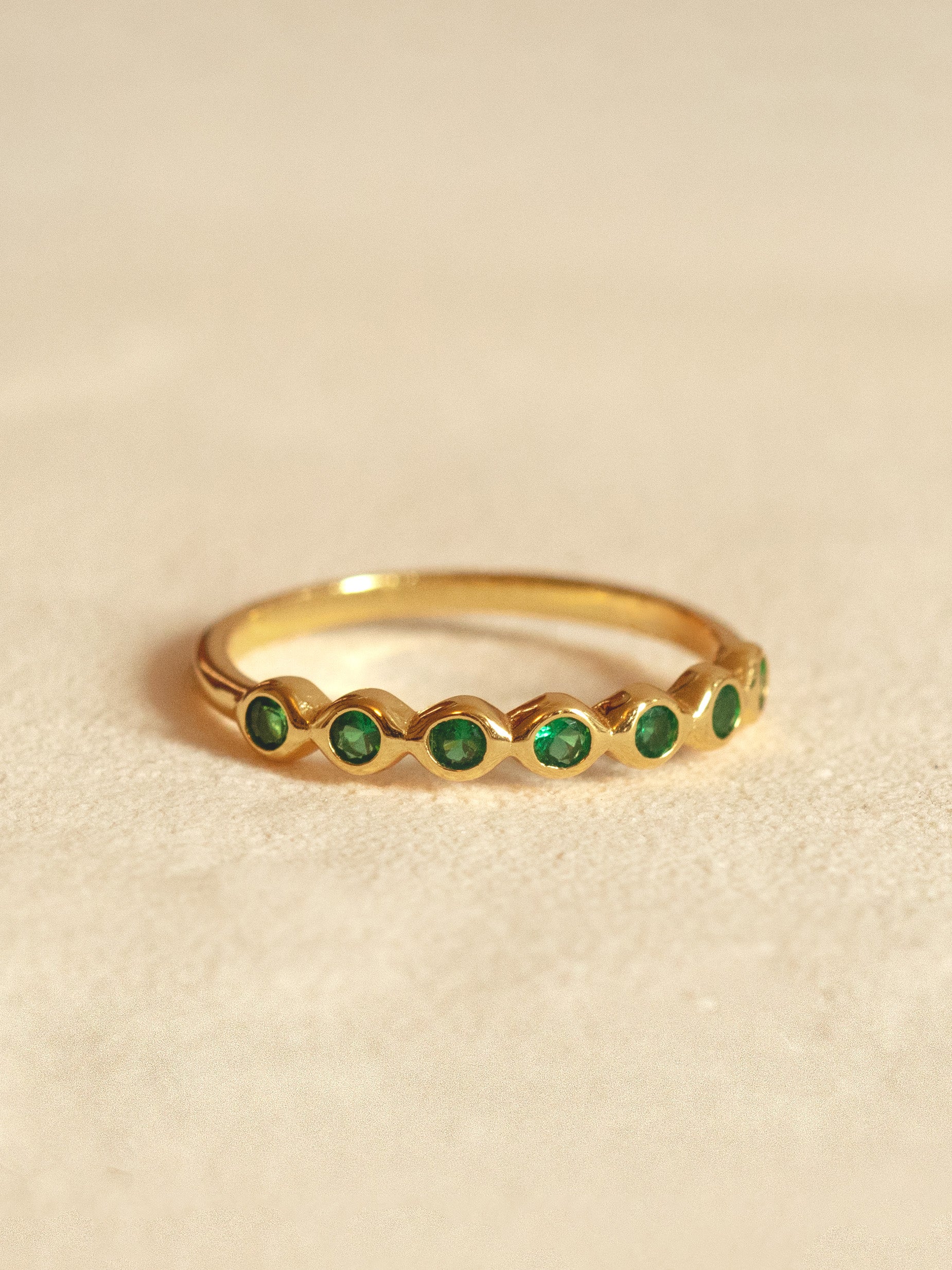 Bague avec pierres vertes émeraude