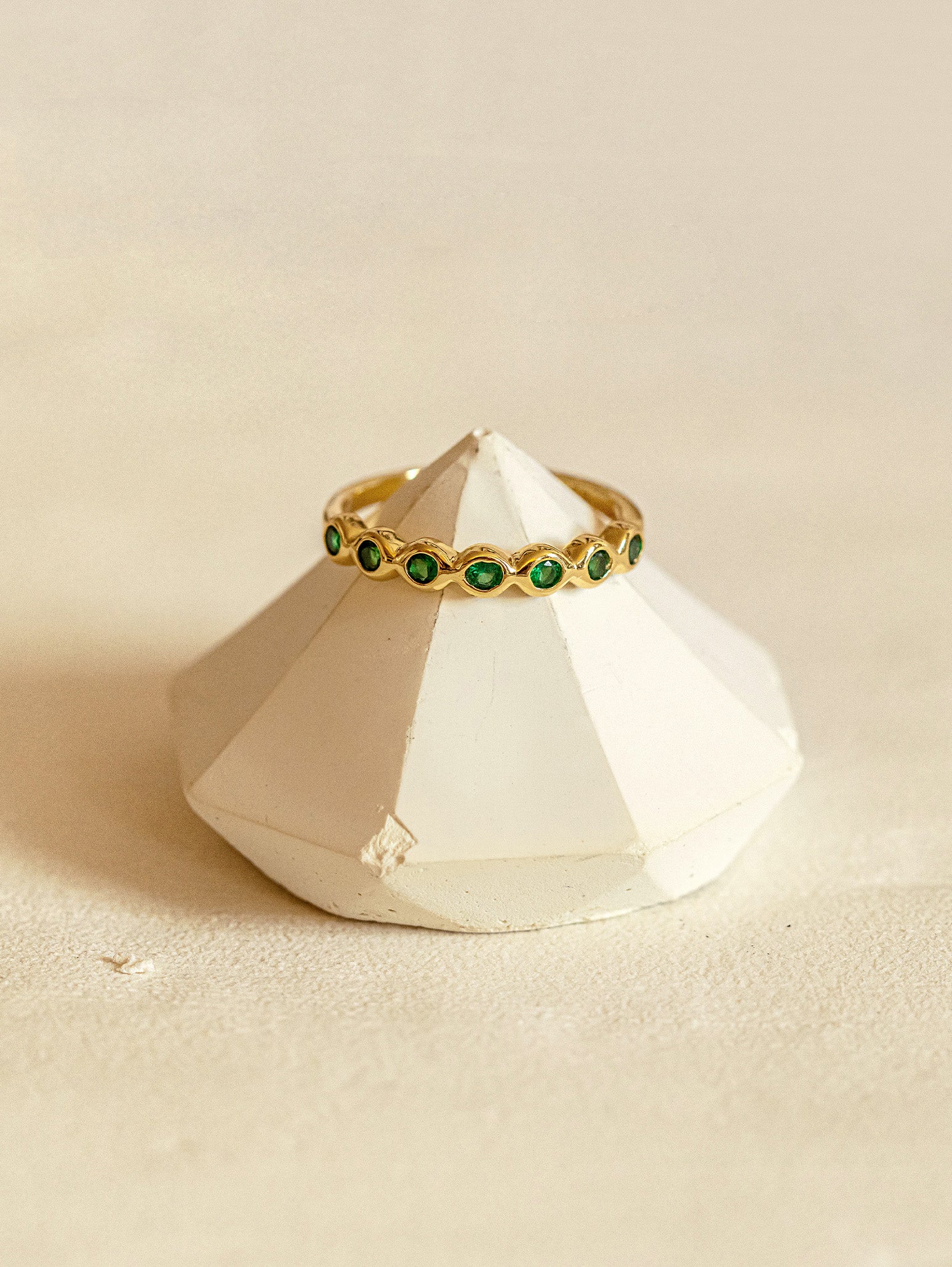 Bague avec pierres vertes émeraude