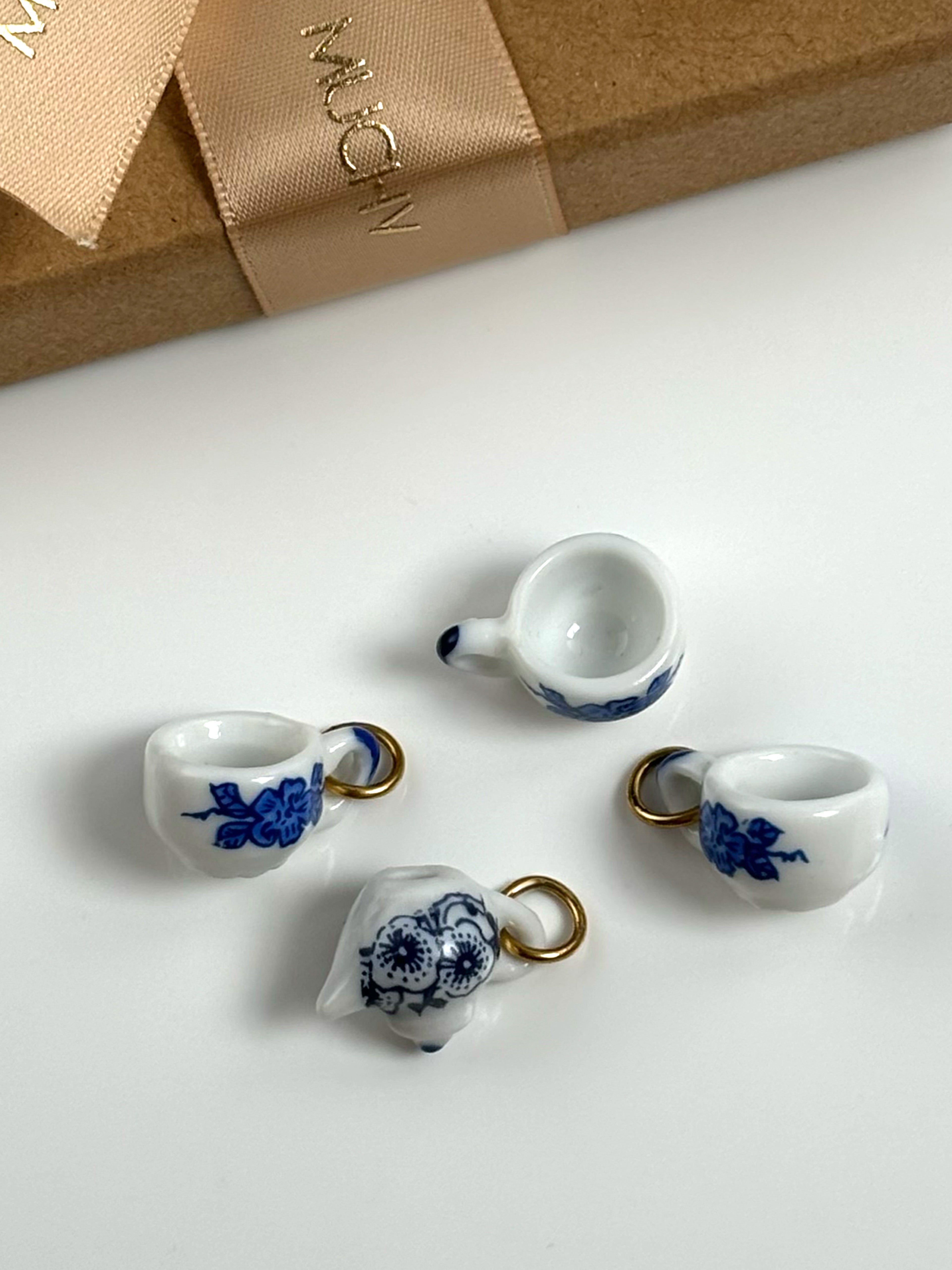 Breloque tasse à thé en porcelaine - Fleurs bleues (grandes)