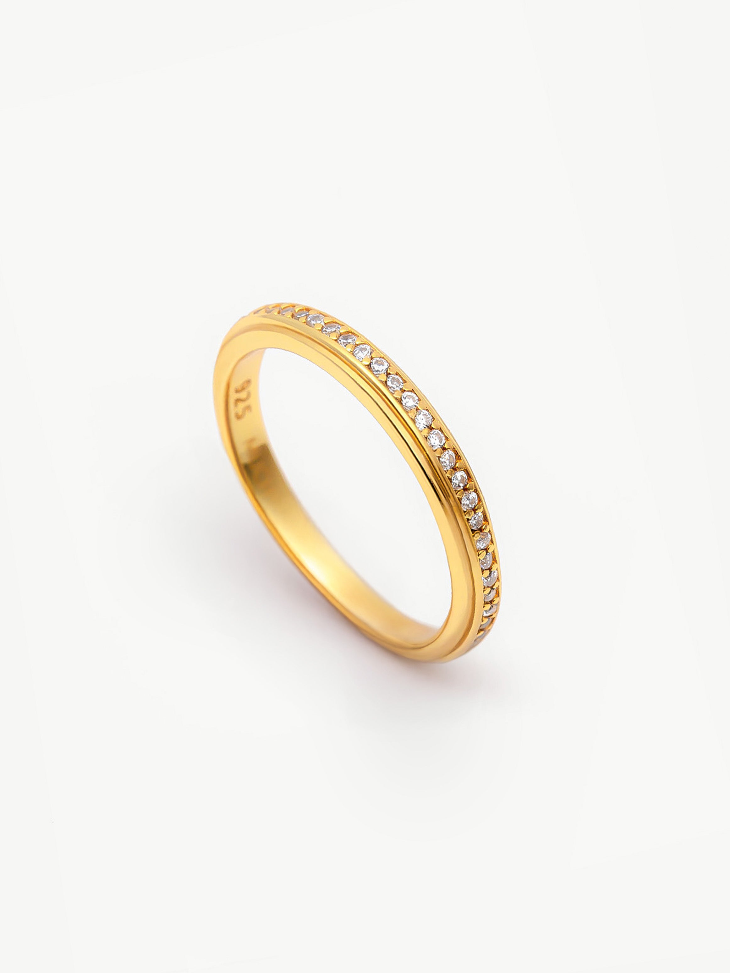 Bague d'éternité fine et empilable avec pierres scintillantes
