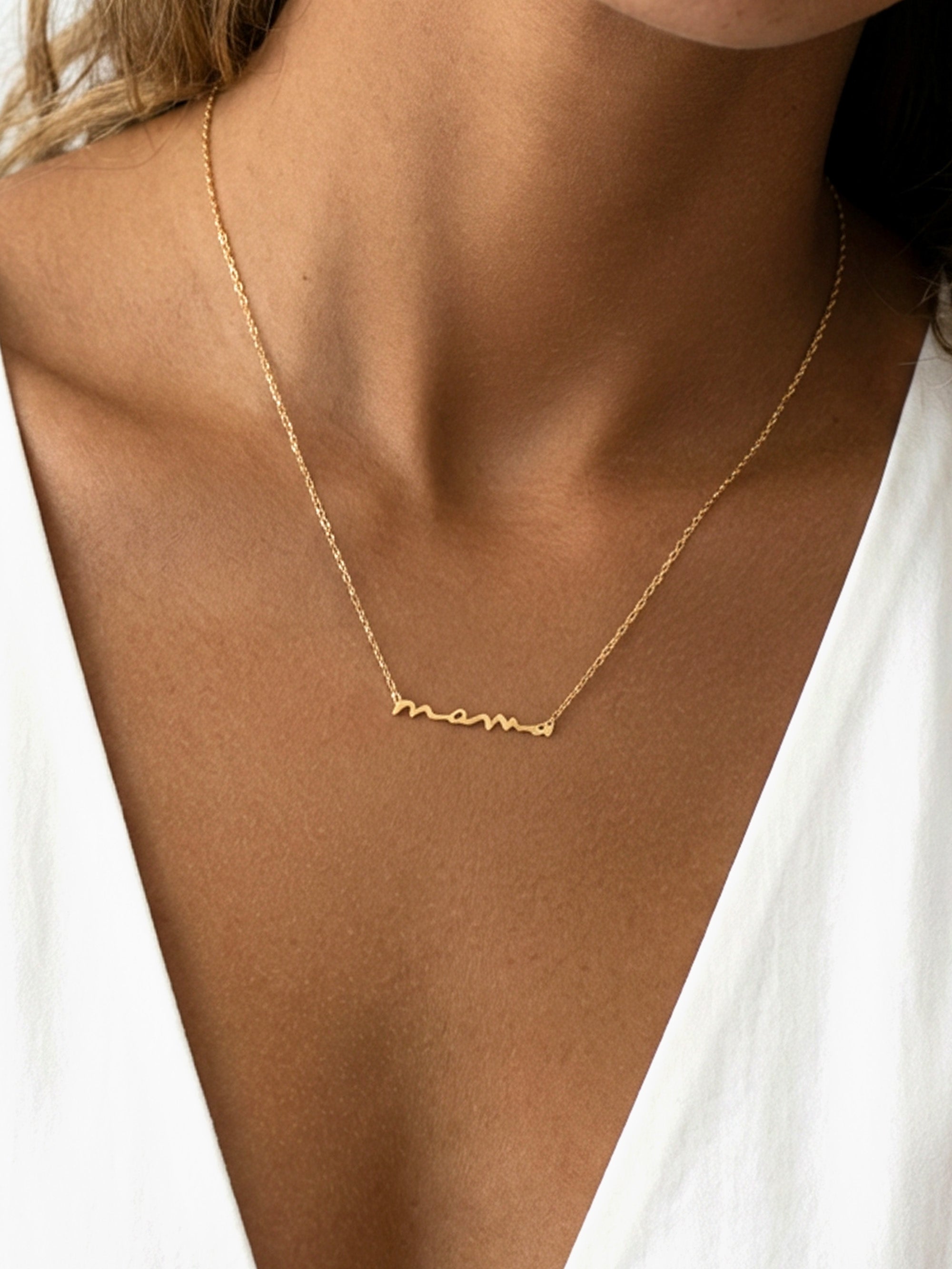 Collier en or avec inscription « Mama »