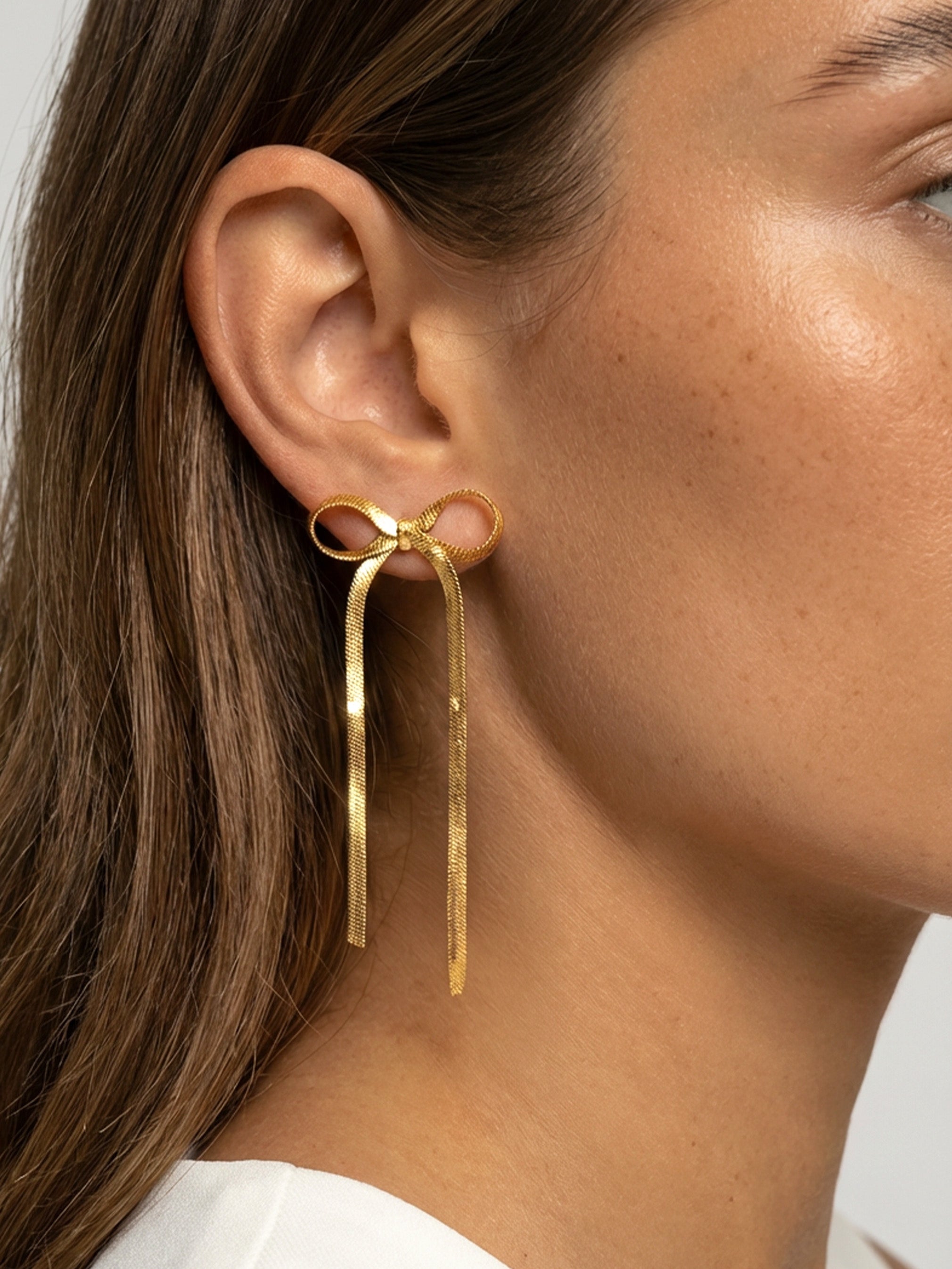 Boucles d'oreilles à tige en forme de nœud avec chaîne à chevrons
