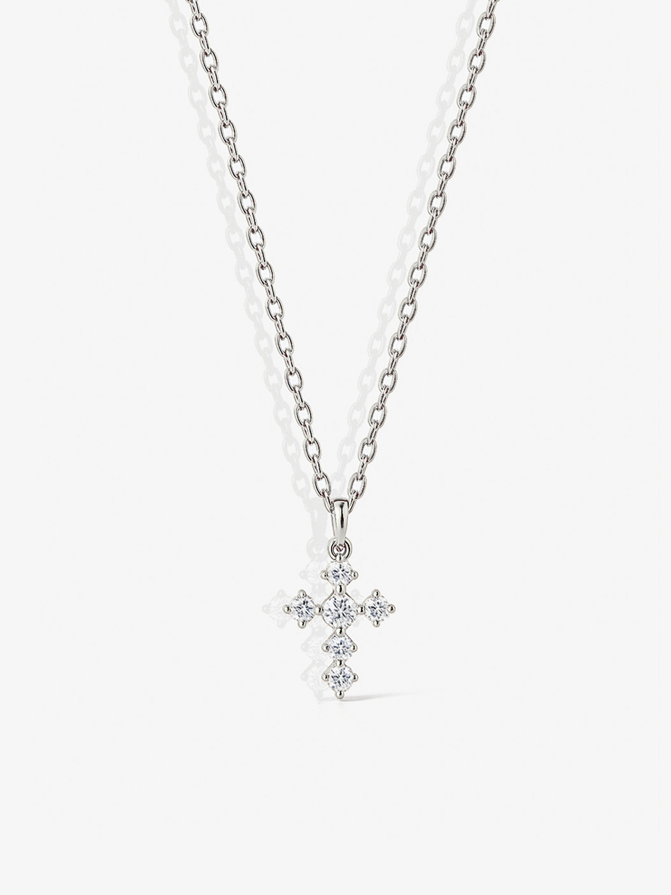 Collier délicat en forme de croix