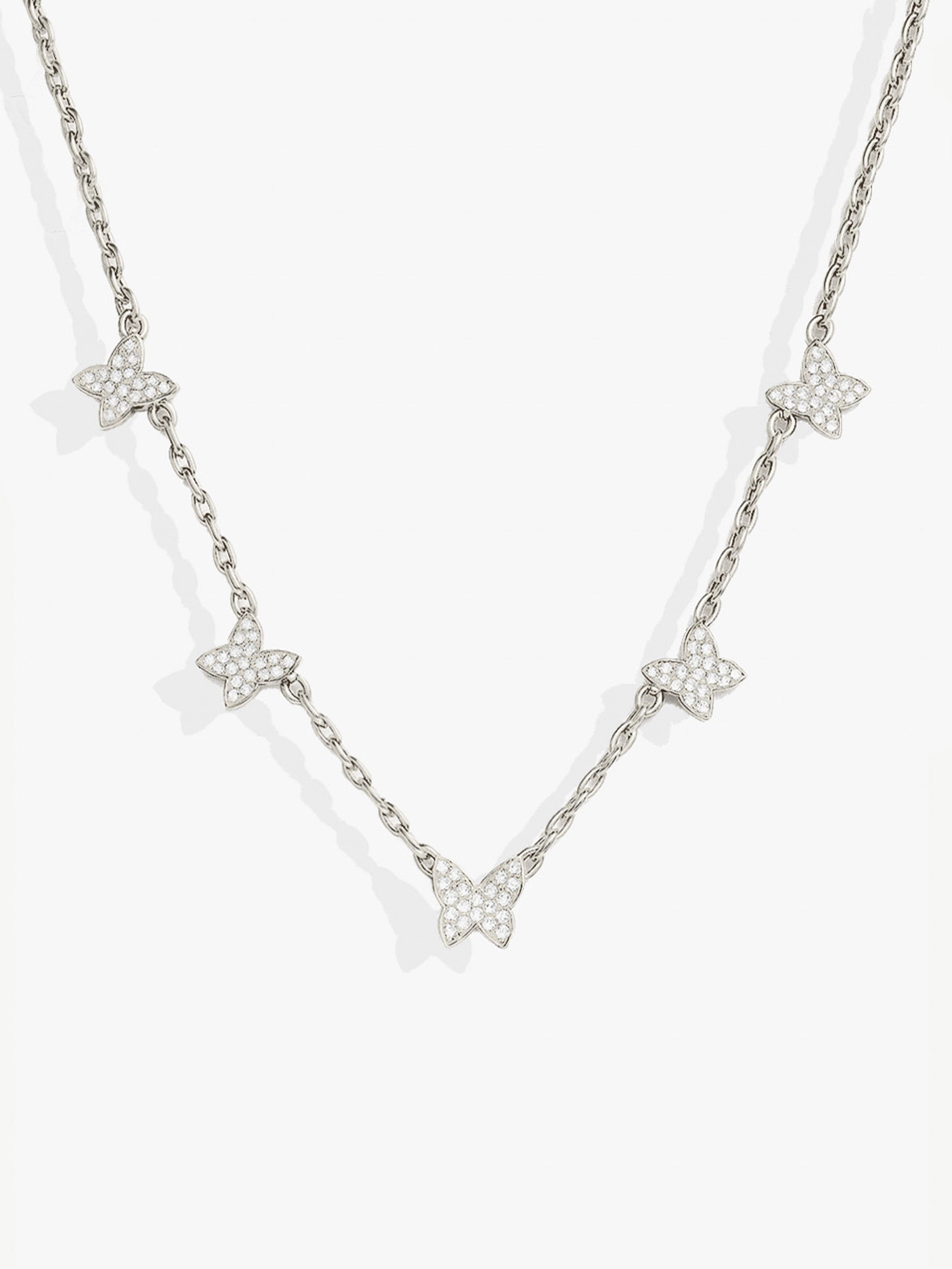 Collier ras du cou avec cinq breloques papillon