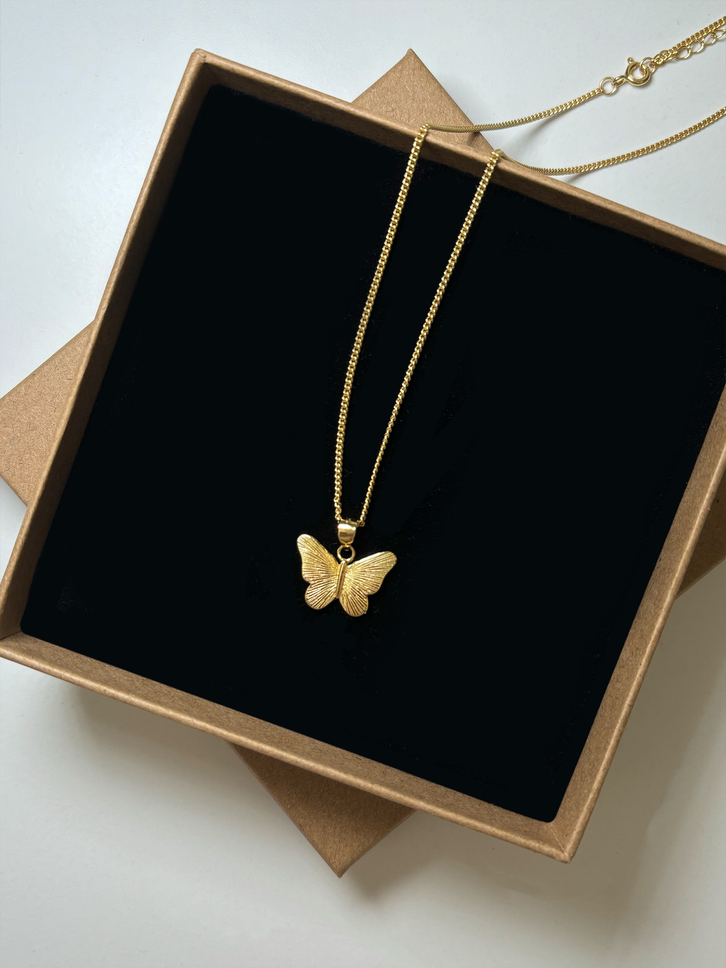 Collier pendentif papillon texturé