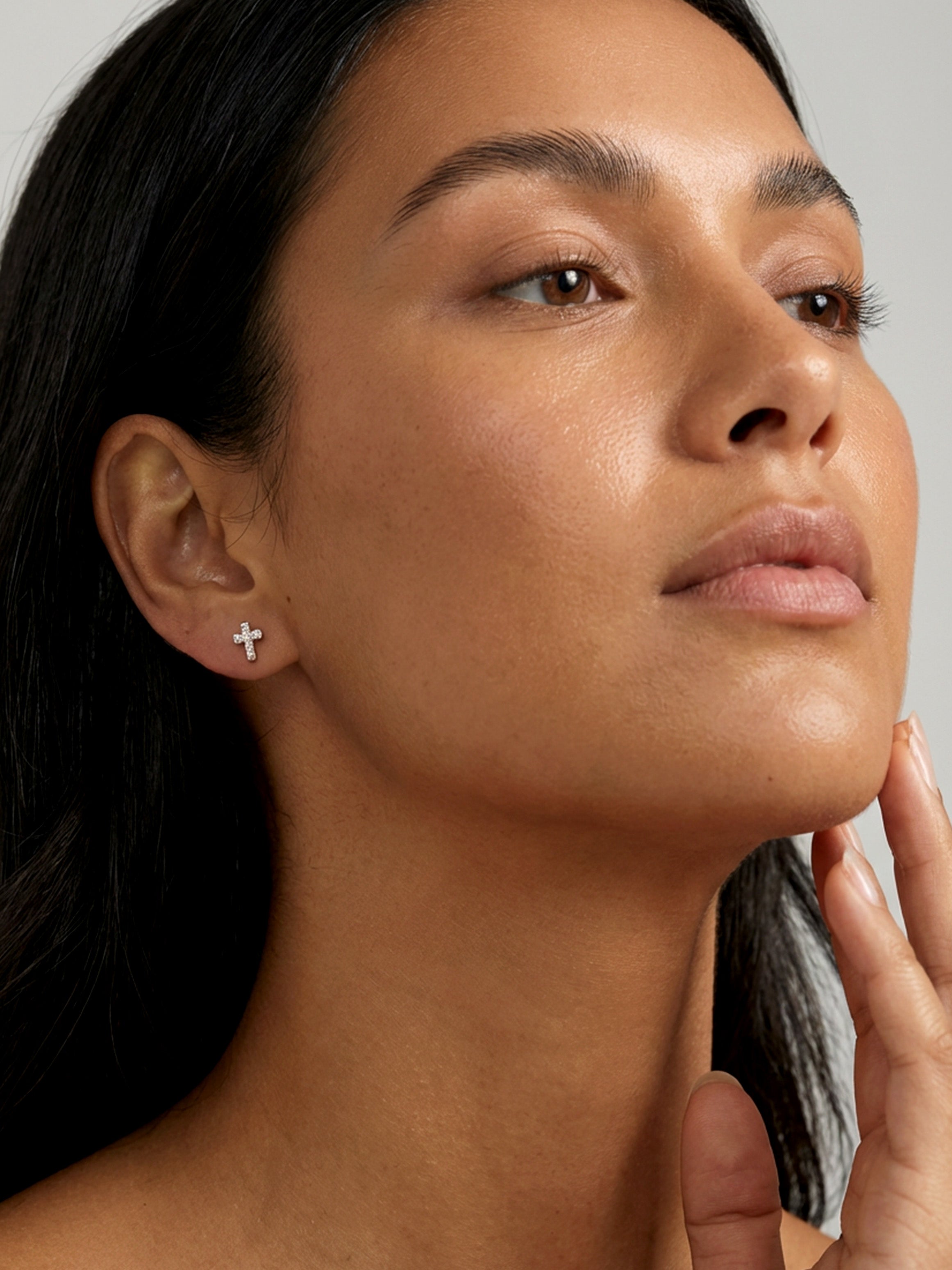 Boucles d'oreilles à tige en forme de croix pavée minuscule