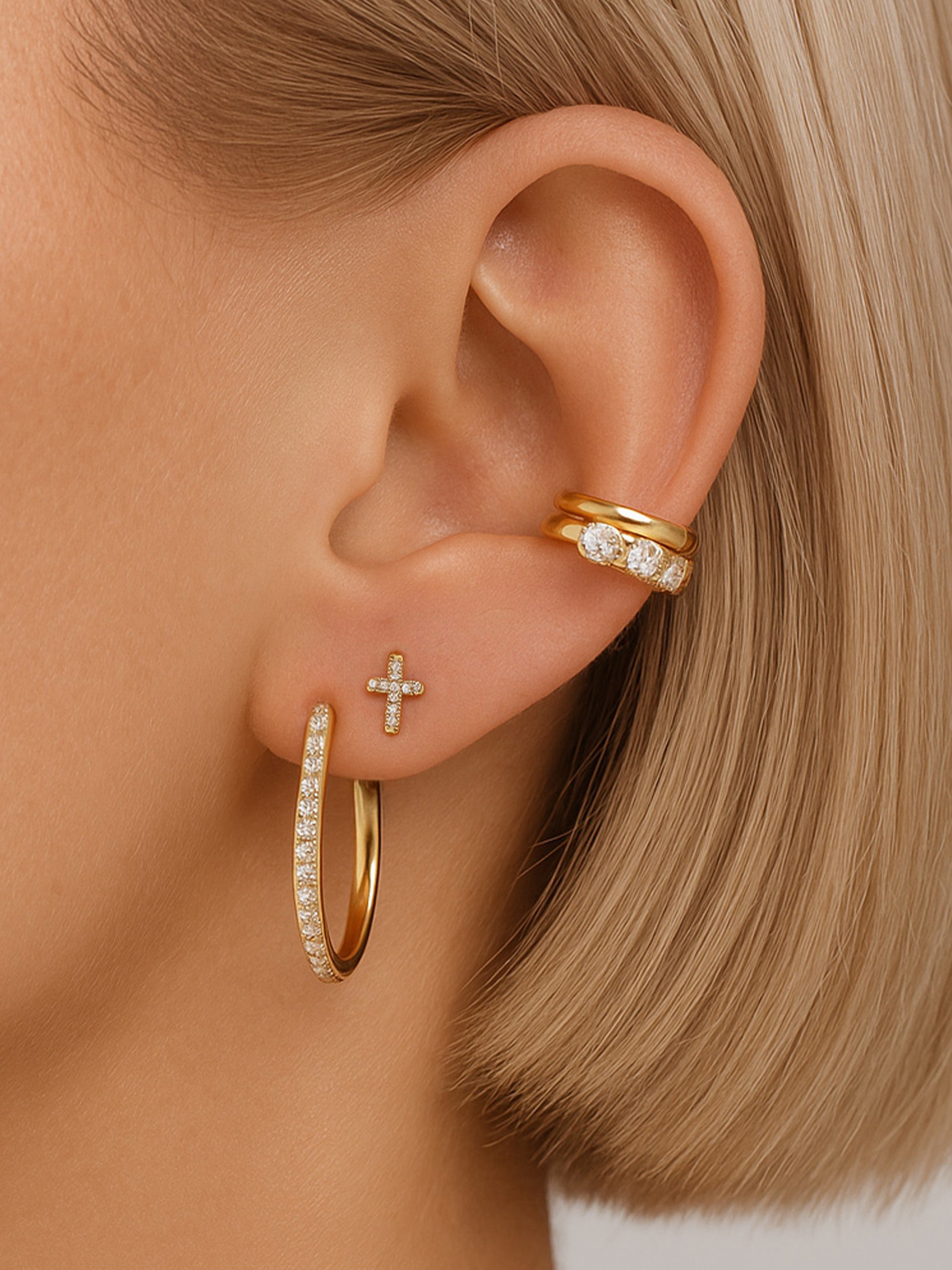 Boucles d'oreilles à tige en forme de croix pavée minuscule