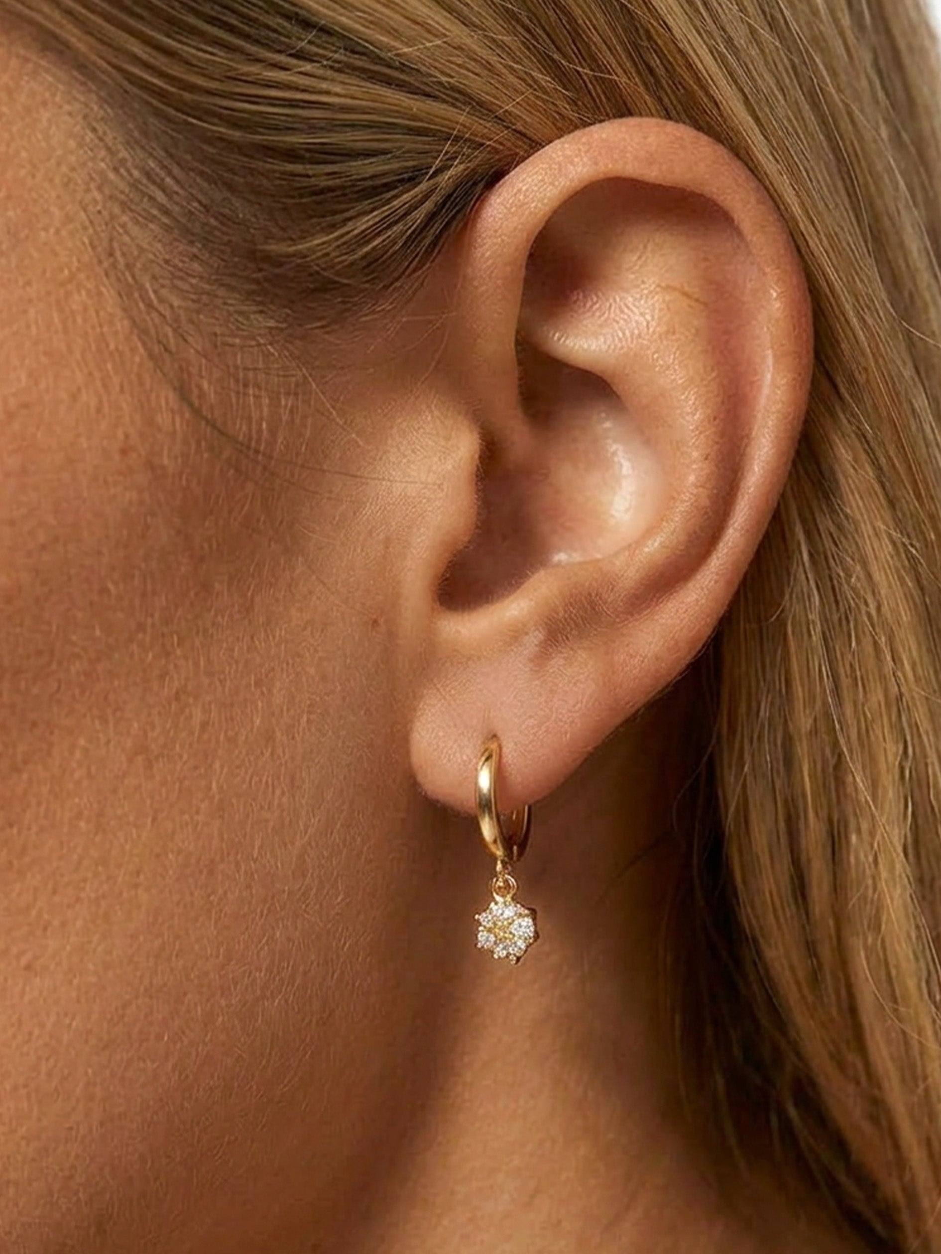Boucles d'oreilles créoles délicates avec pierre ronde