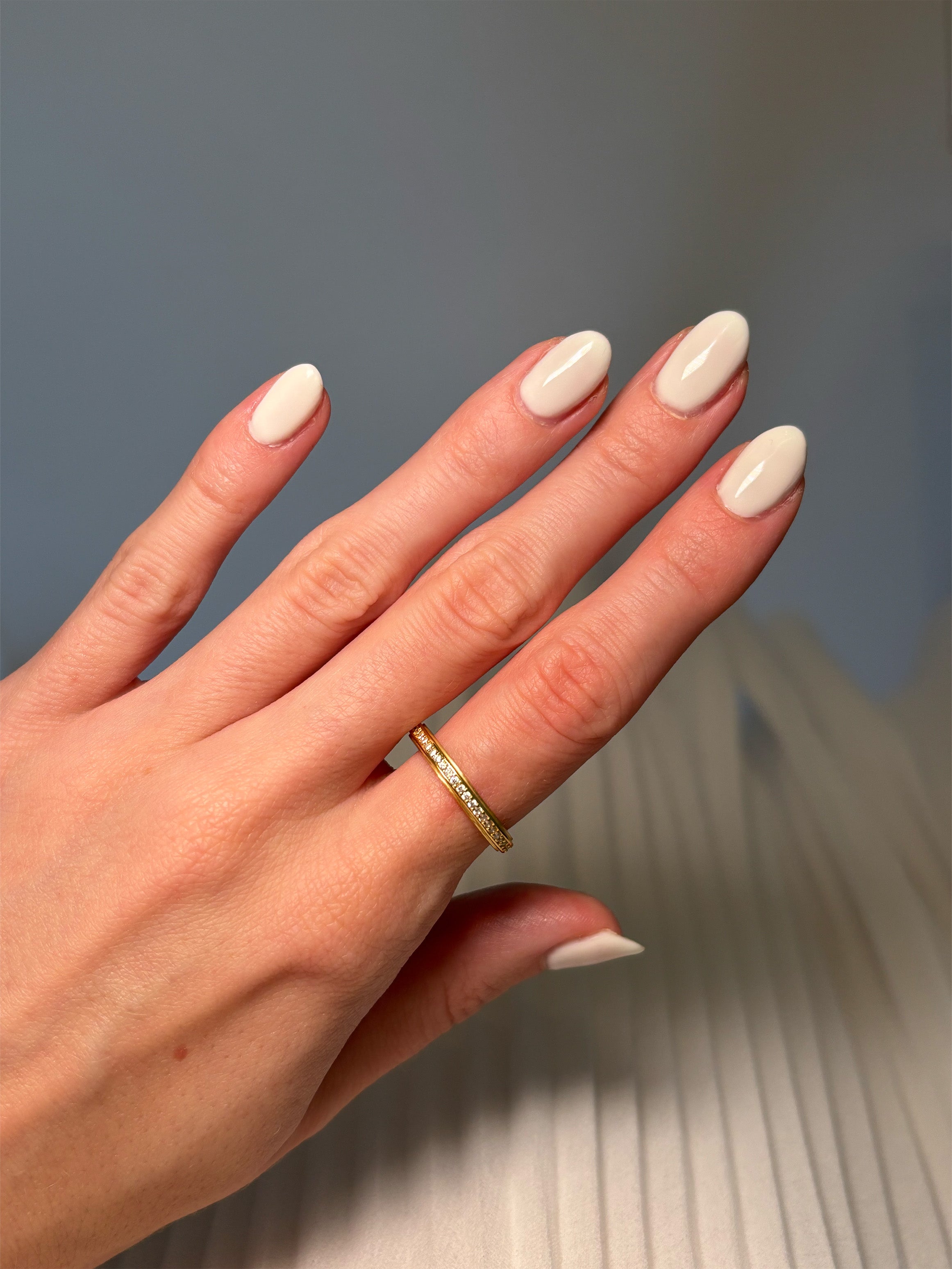 Bague d'éternité fine et empilable avec pierres scintillantes