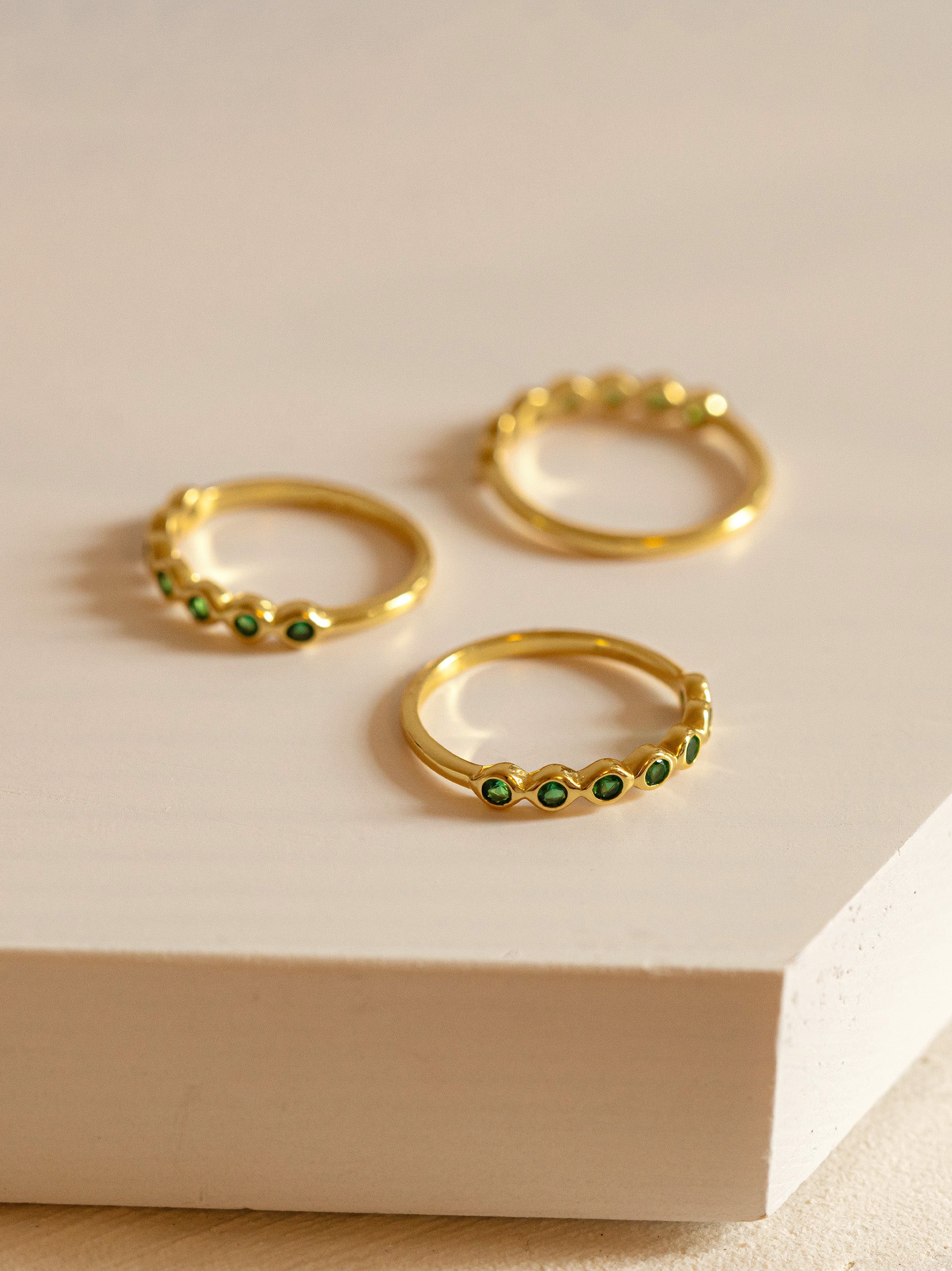 Bague avec pierres vertes émeraude