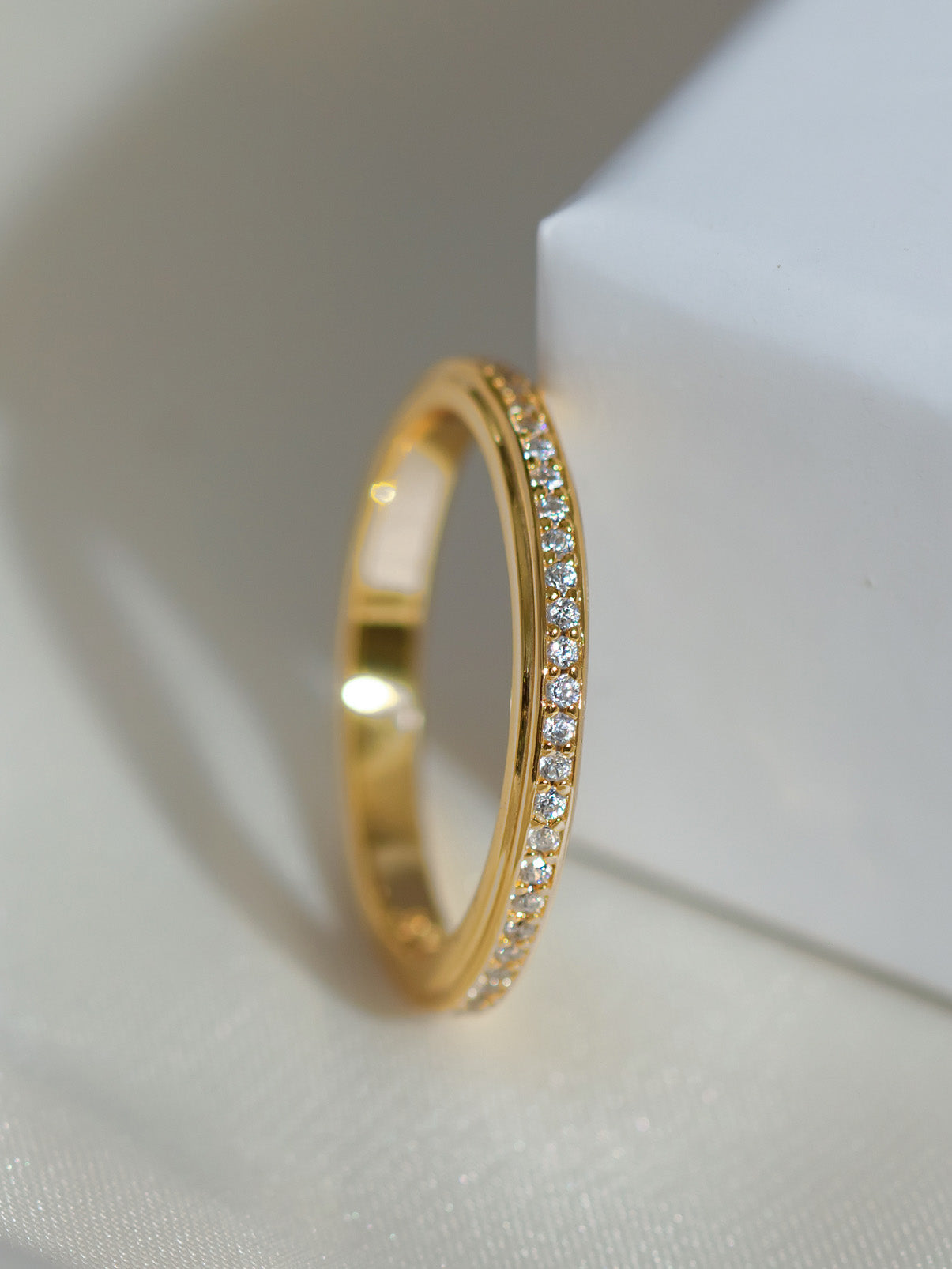 Bague d'éternité fine et empilable avec pierres scintillantes