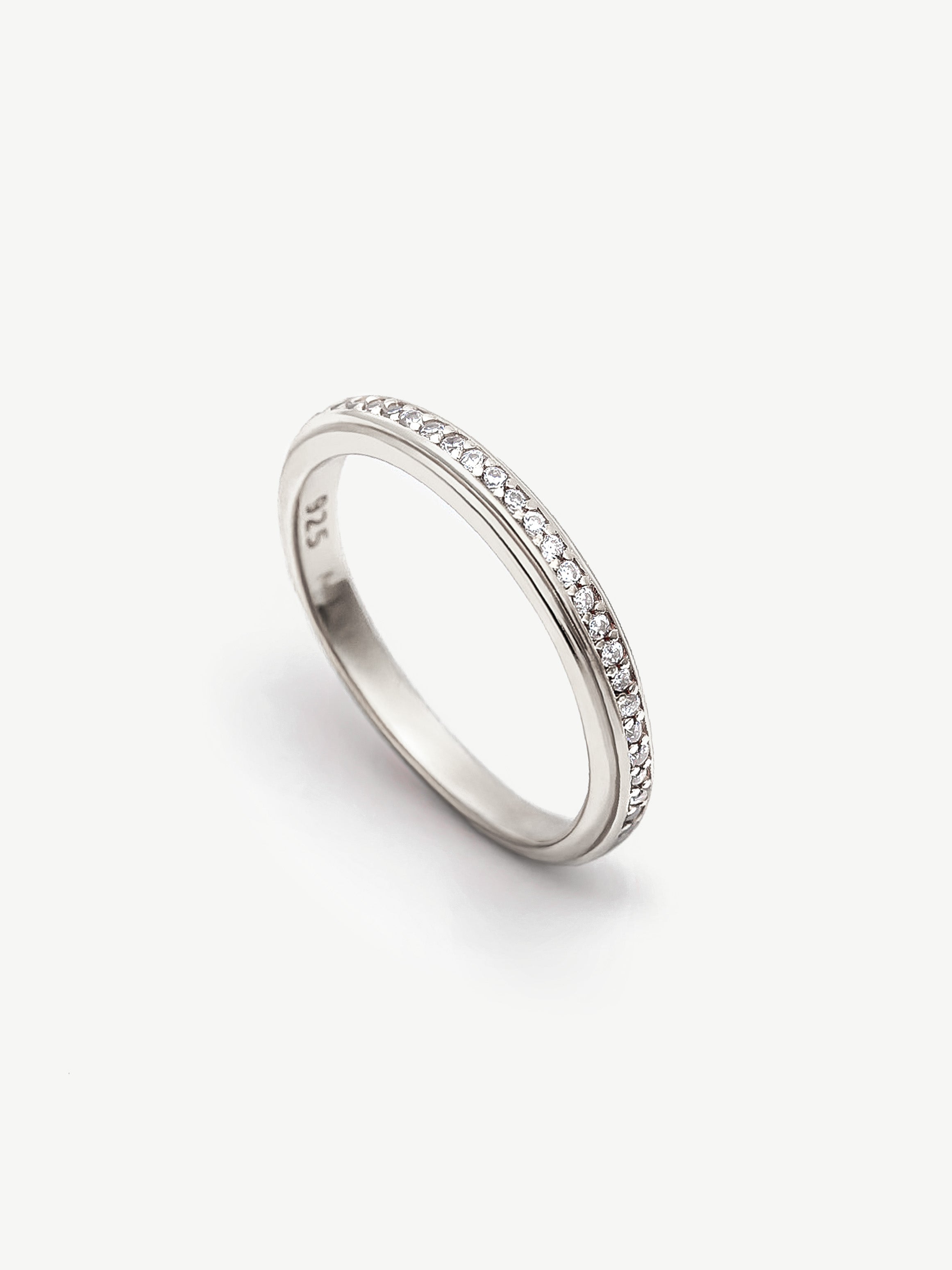 Bague d'éternité fine et empilable avec pierres scintillantes