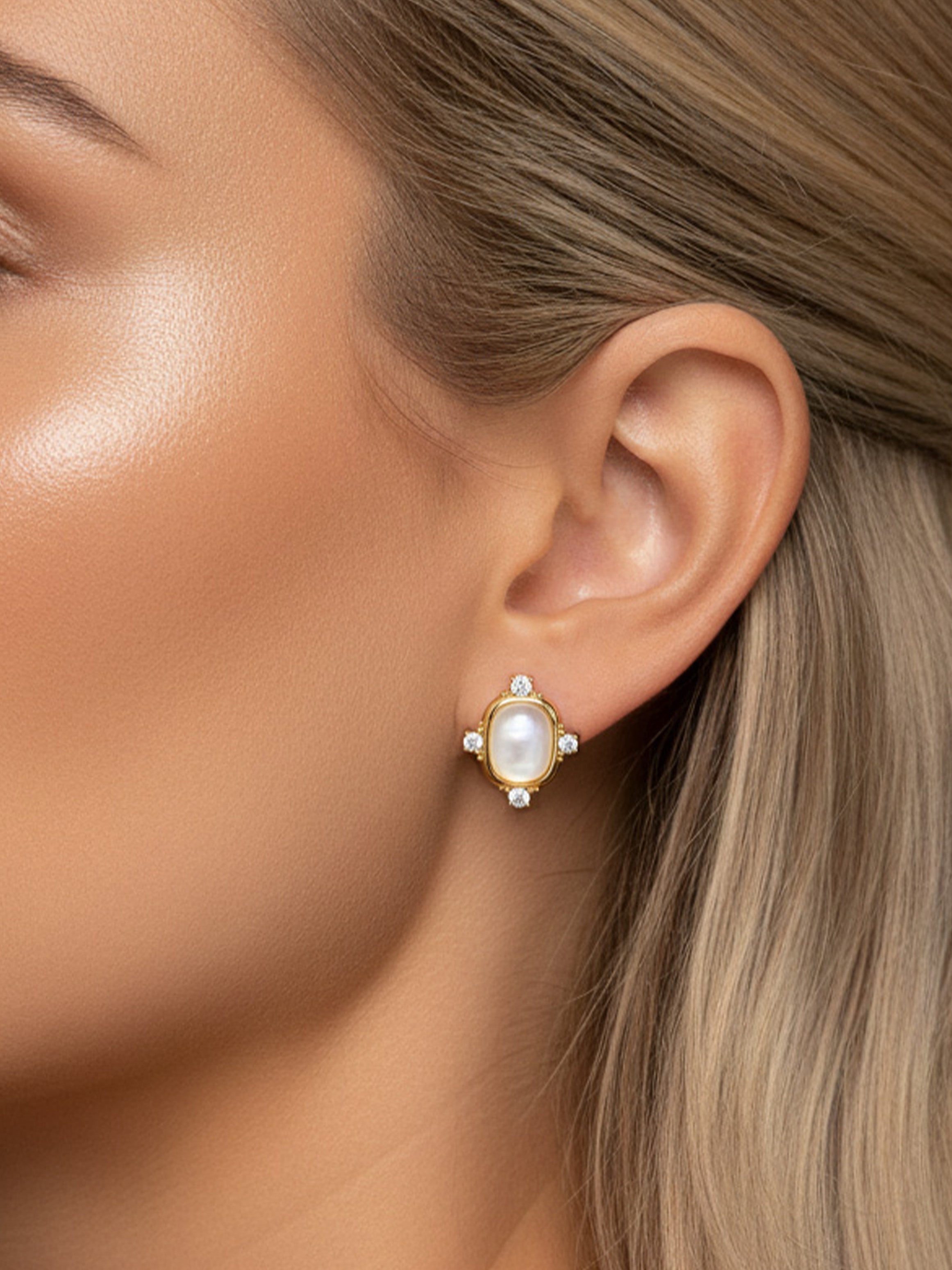 Boucles d'oreilles à tige blanches Heirloom