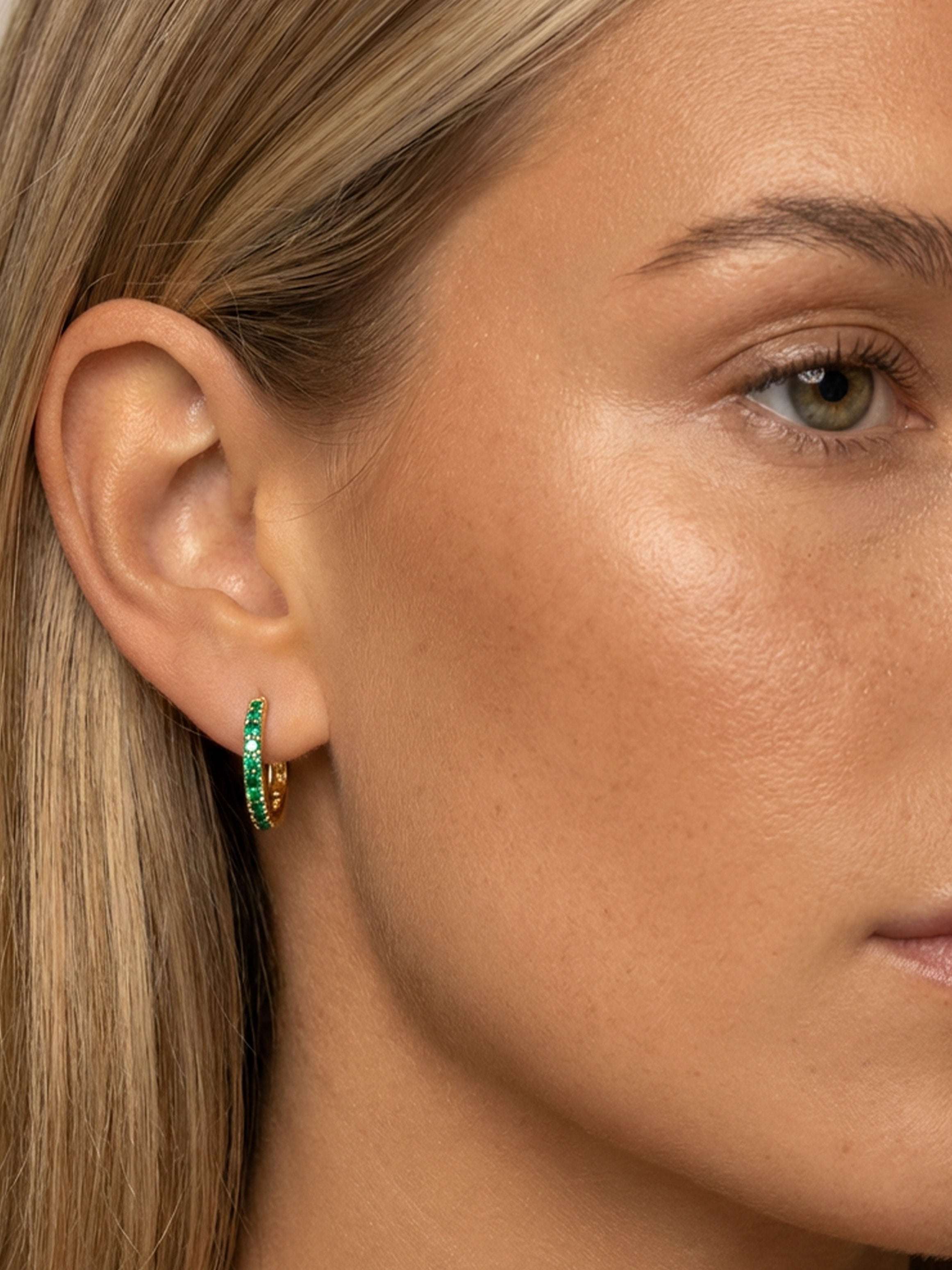 Petites boucles d'oreilles créoles avec pierres vert émeraude