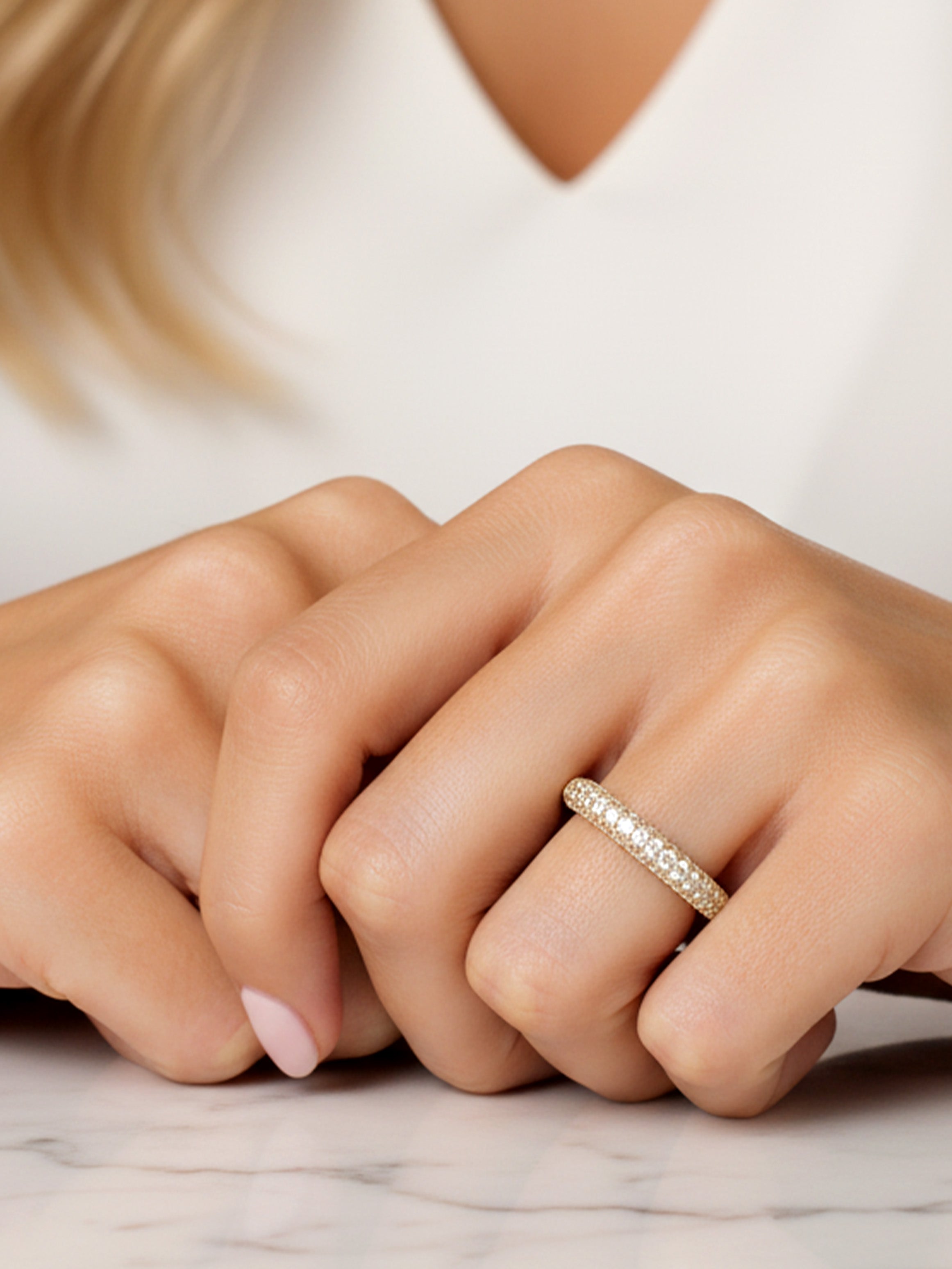 Bague dôme pavée avec pierres scintillantes