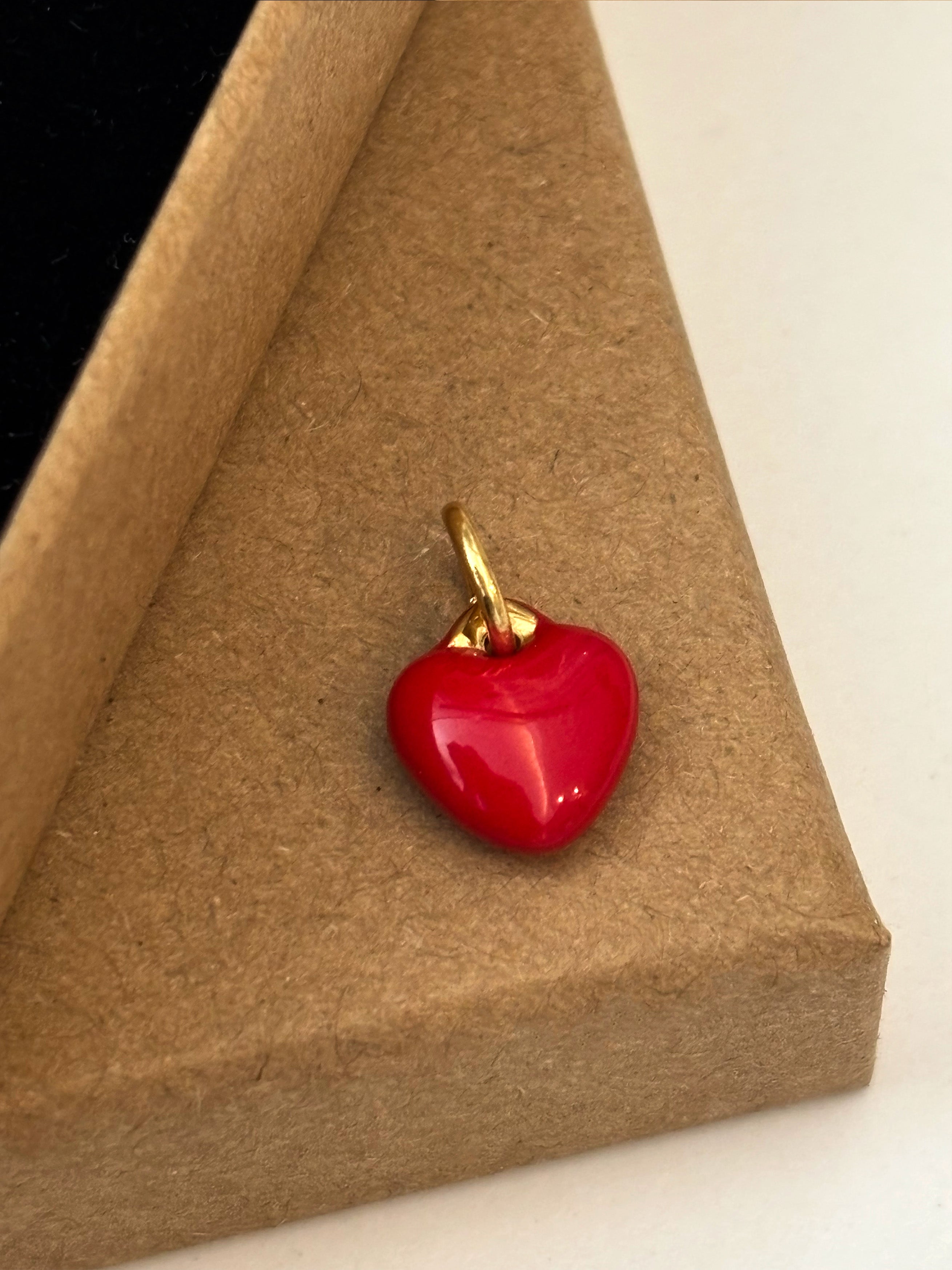 Breloque cœur en émail rouge (minuscule)