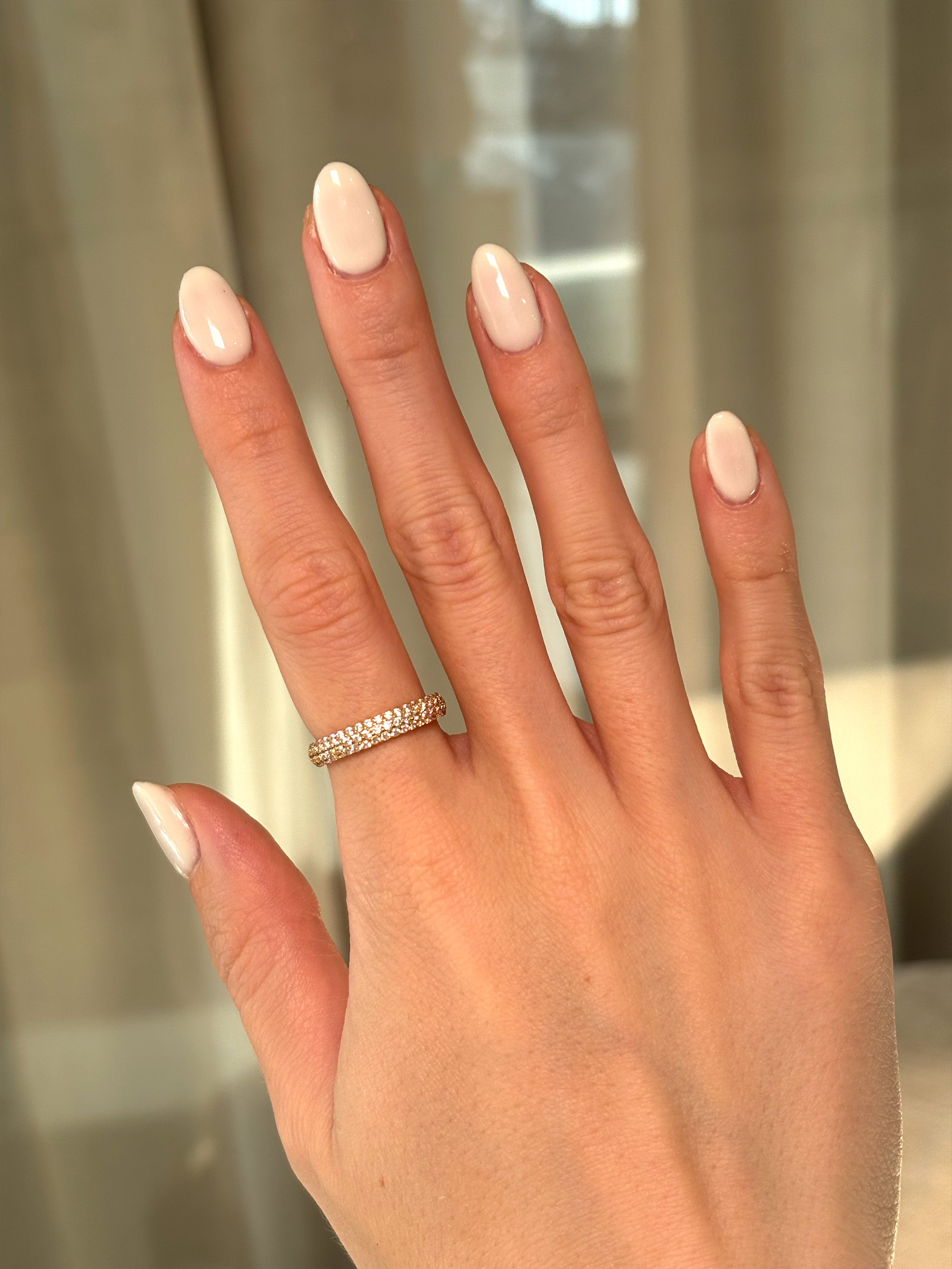 Bague dôme pavée avec pierres scintillantes