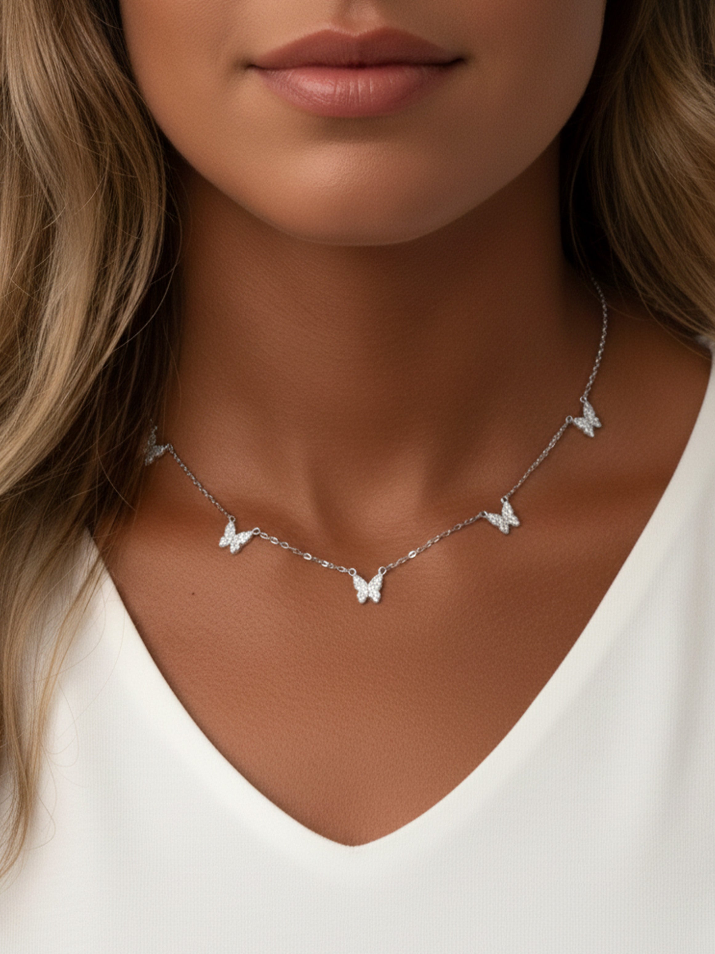 Collier ras du cou avec cinq breloques papillon