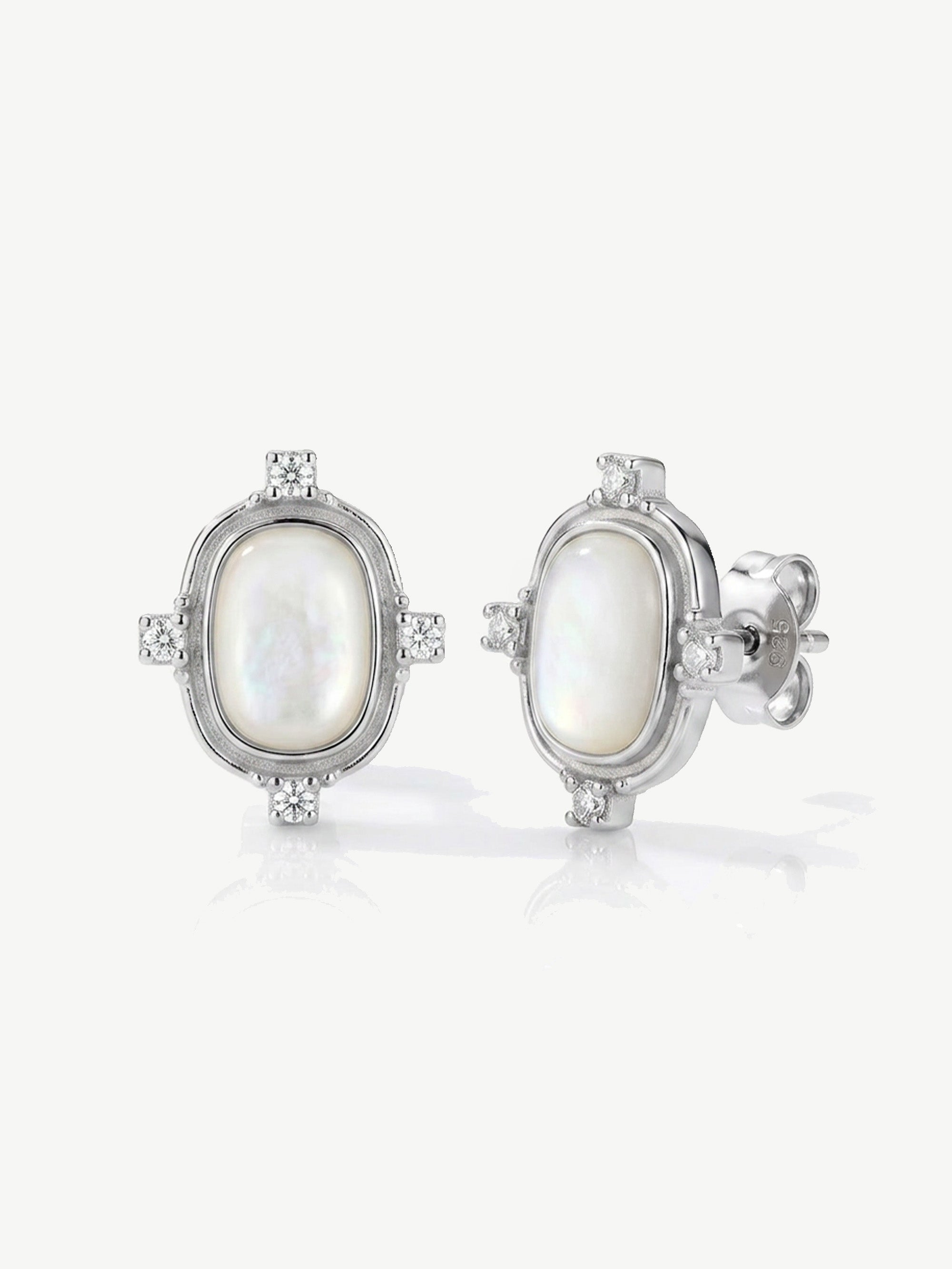 Boucles d'oreilles à tige blanches Heirloom