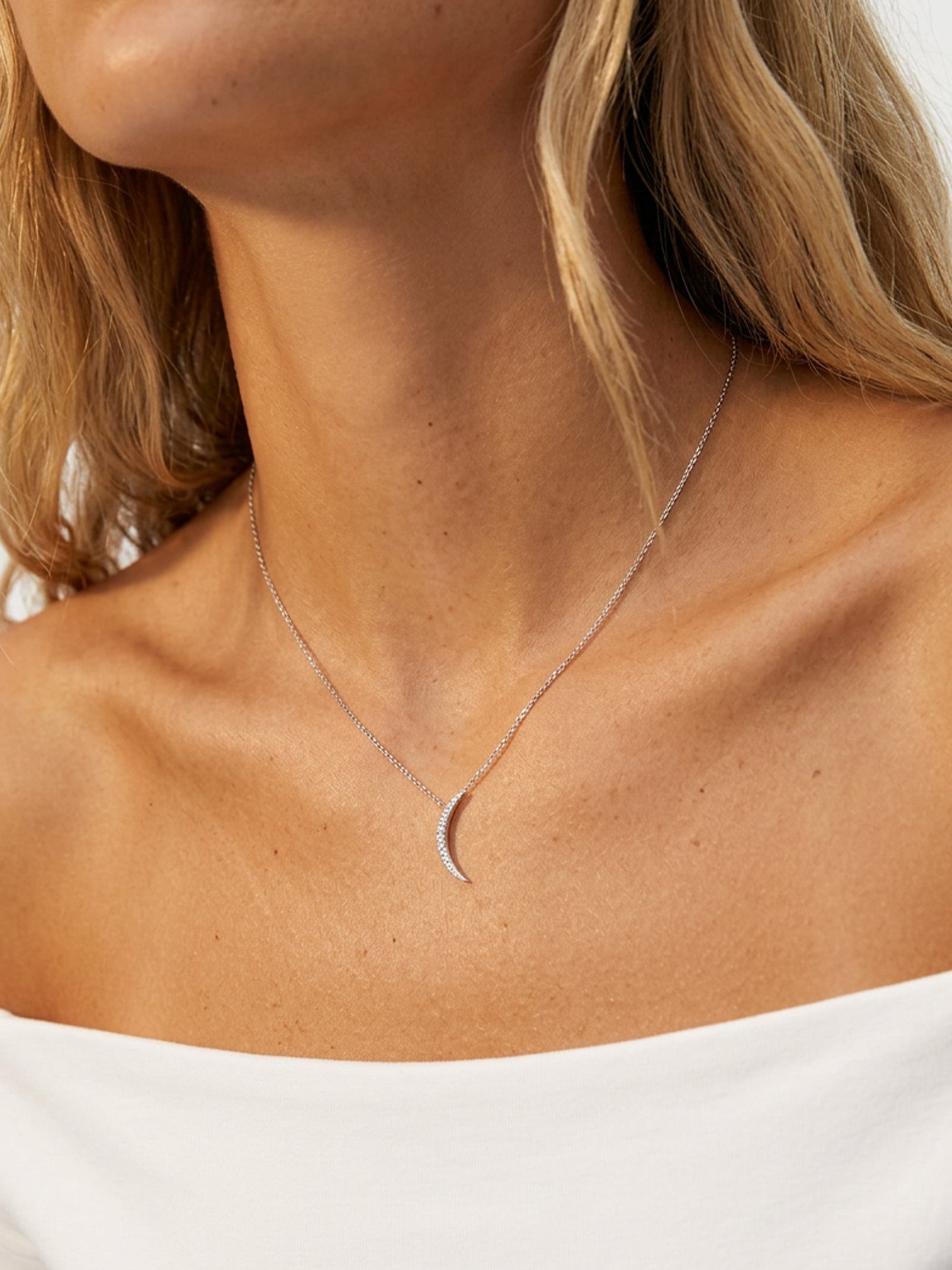 Collier délicat croissant de lune