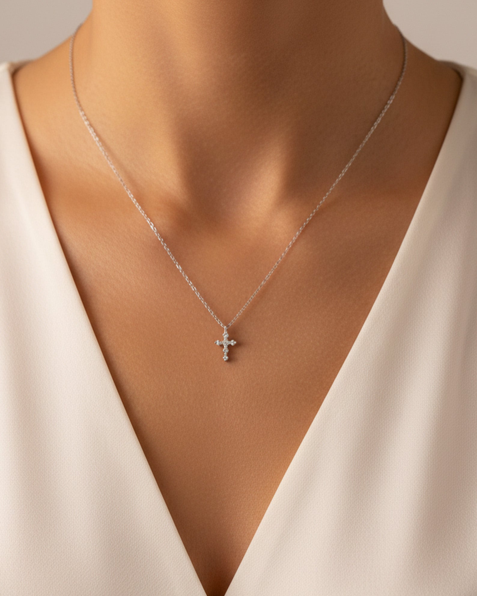 Collier délicat en forme de croix