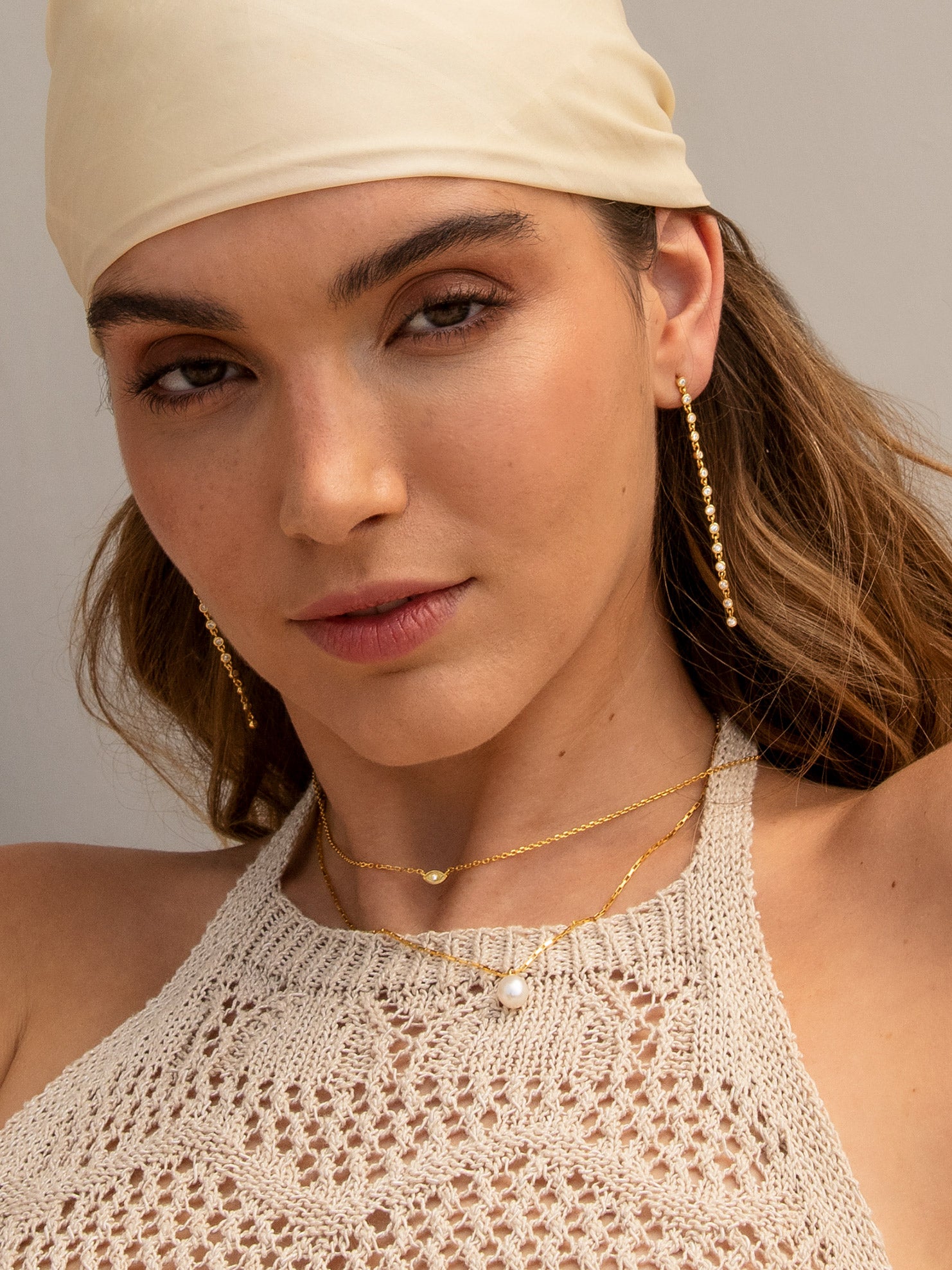 Boucles d'oreilles longues à clous avec pierres blanches