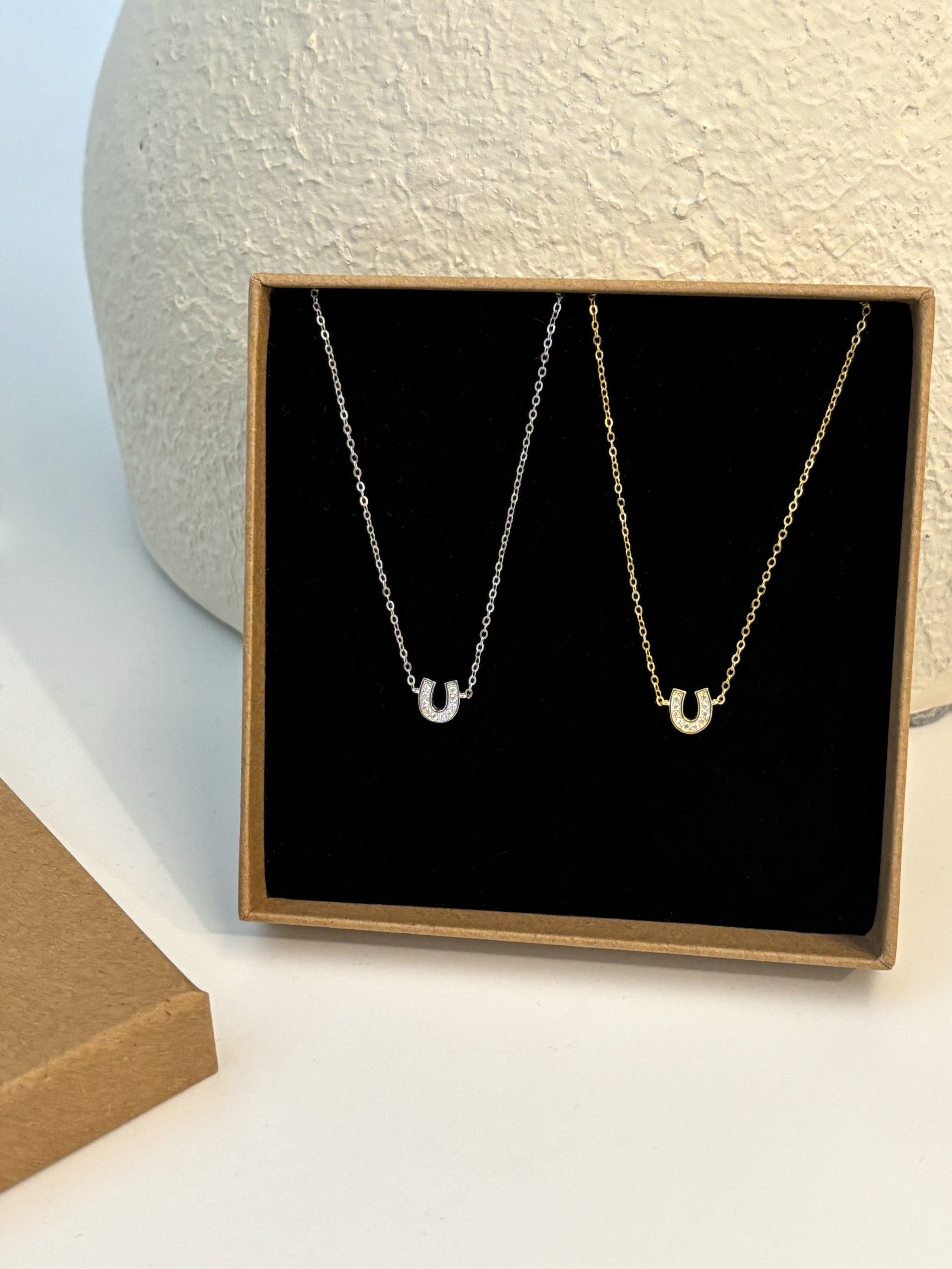 Collier délicat avec pendentif en forme de fer à cheval