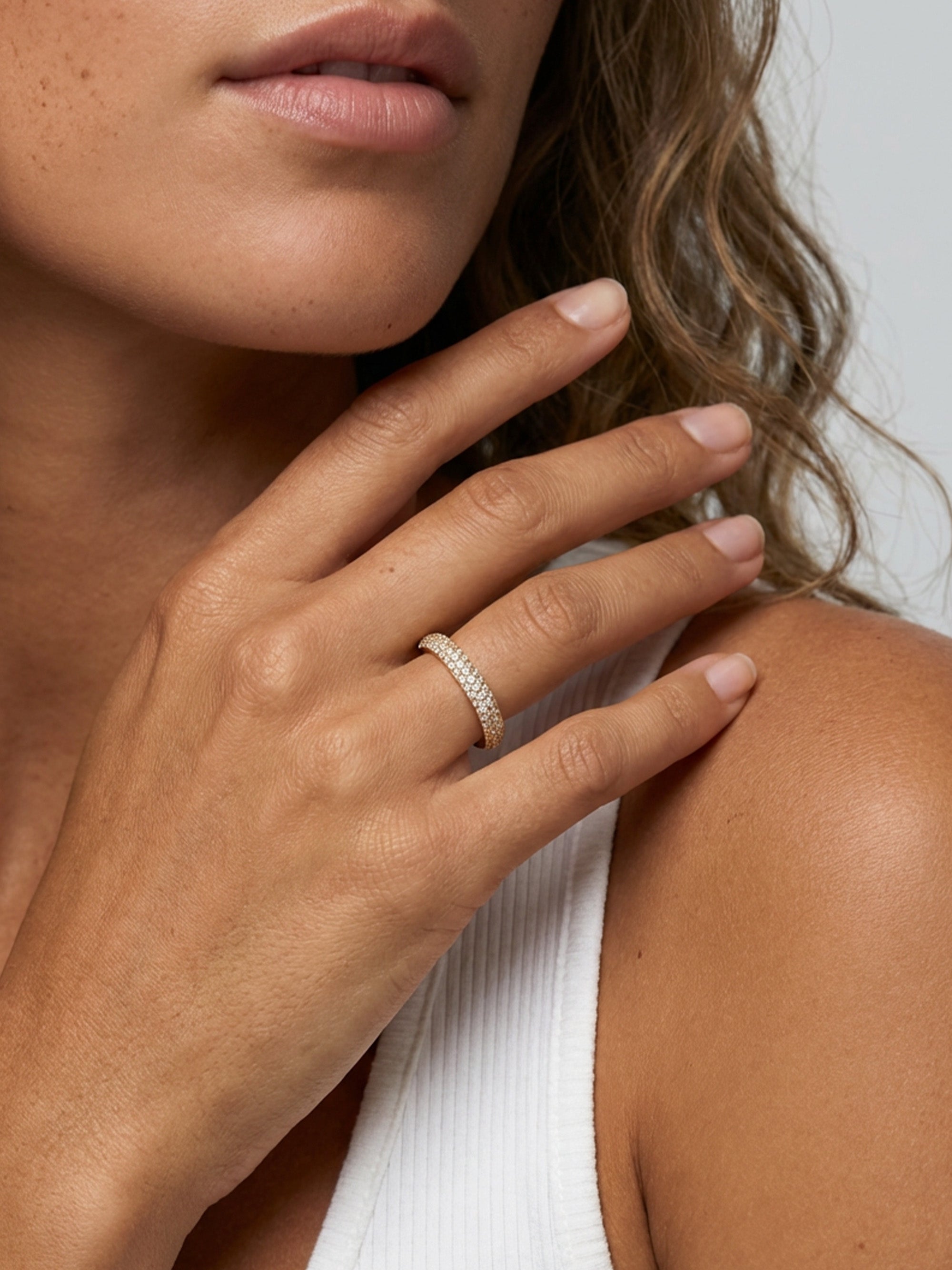 Bague dôme pavée avec pierres scintillantes