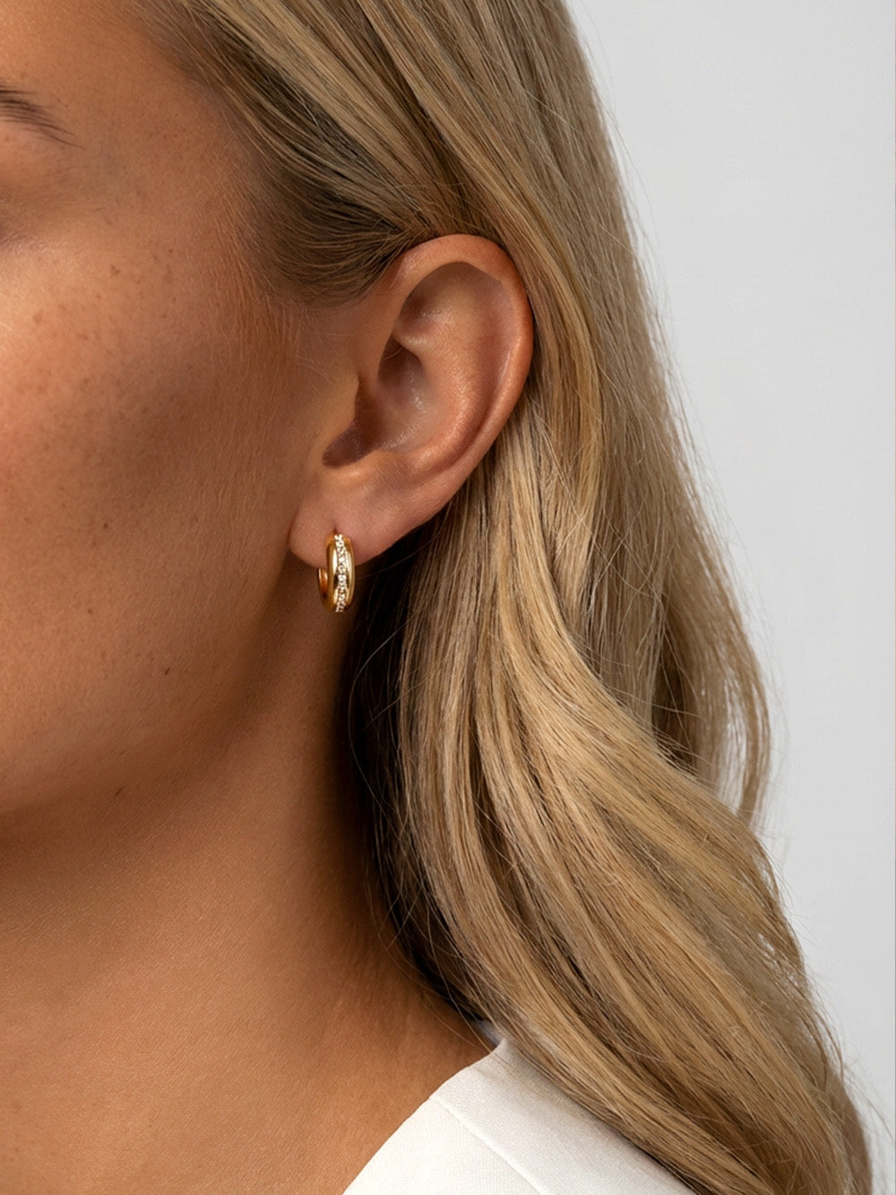 Boucles d'oreilles créoles épaisses avec petites pierres