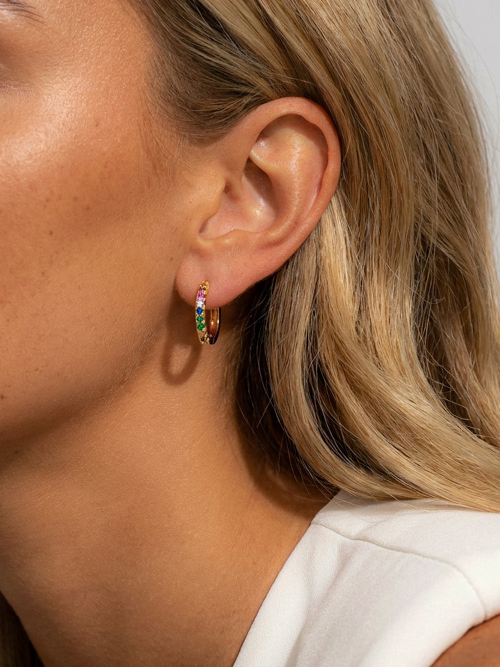 Petites boucles d'oreilles créoles avec pierres colorées