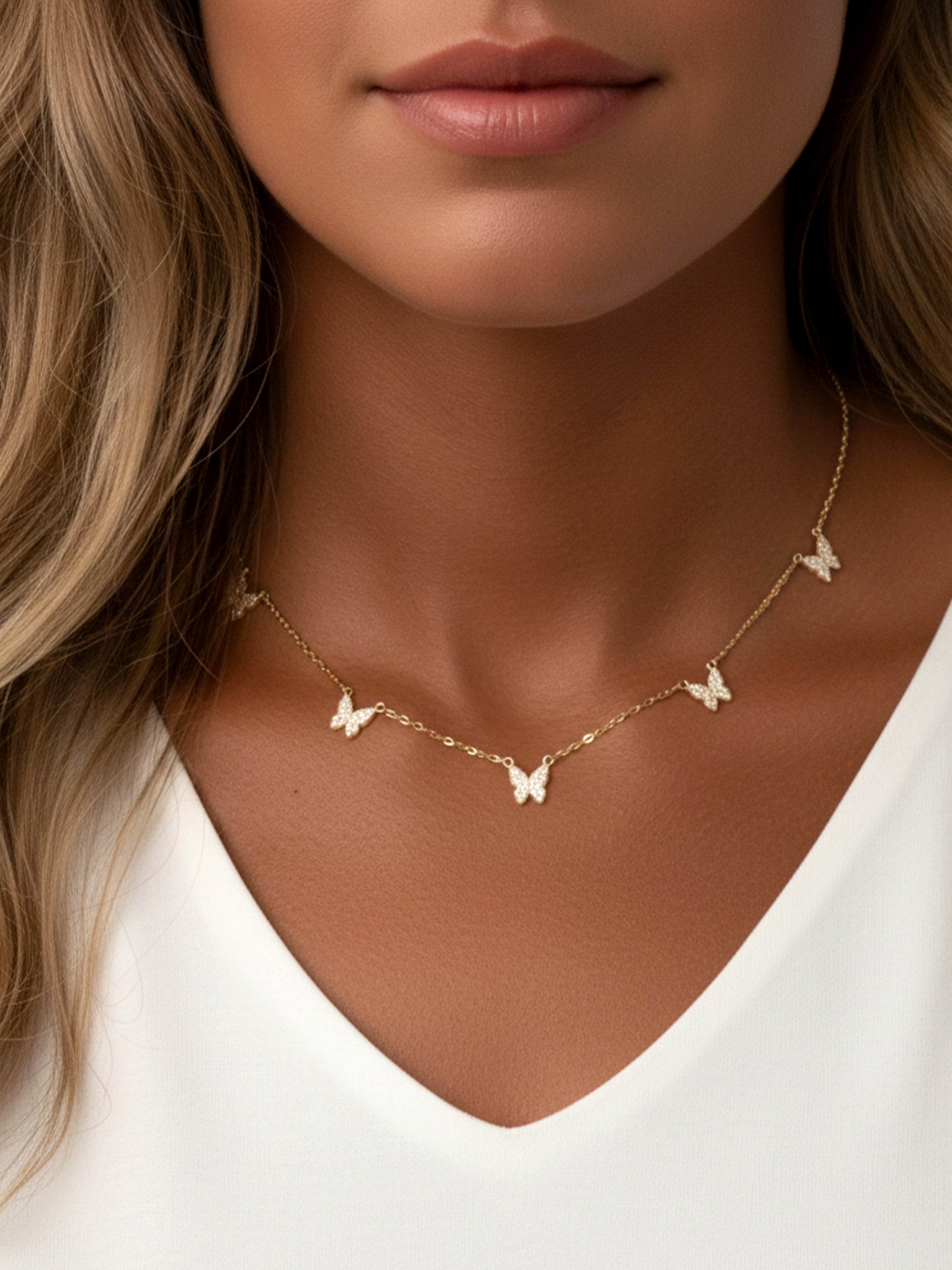 Collier ras du cou avec cinq breloques papillon