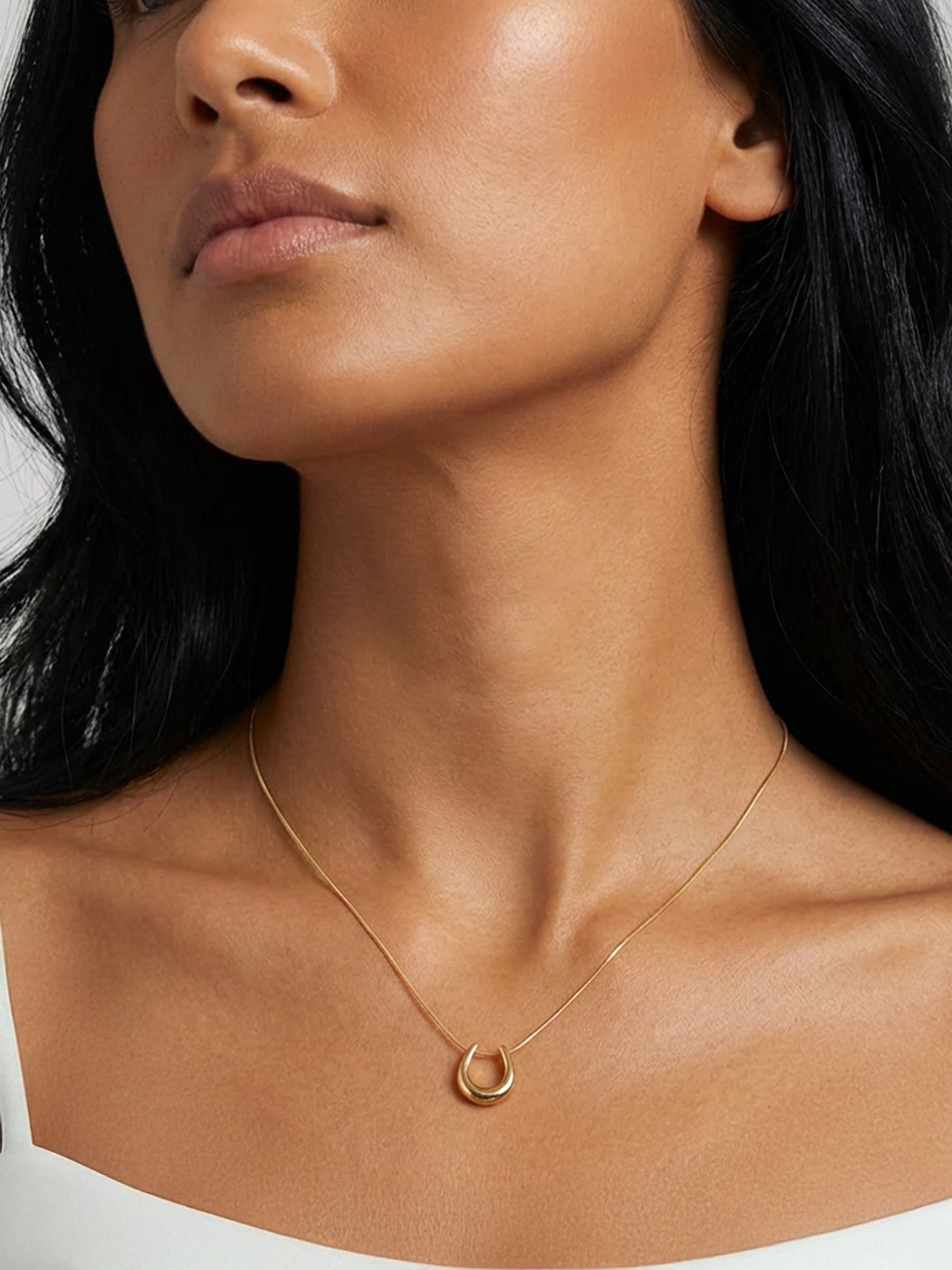 Collier avec pendentif en forme de fer à cheval épais