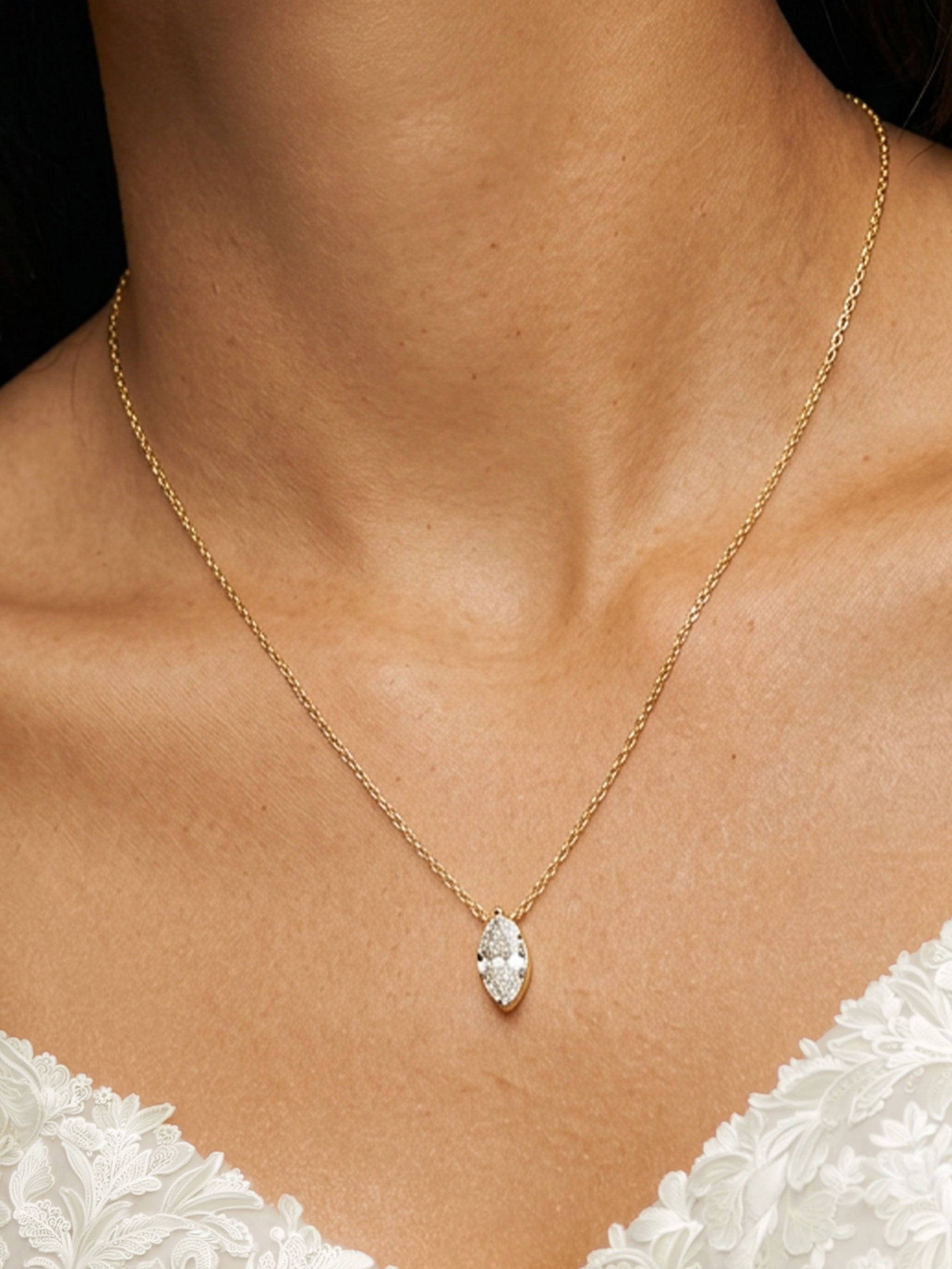 Collier délicat en pierre marquise