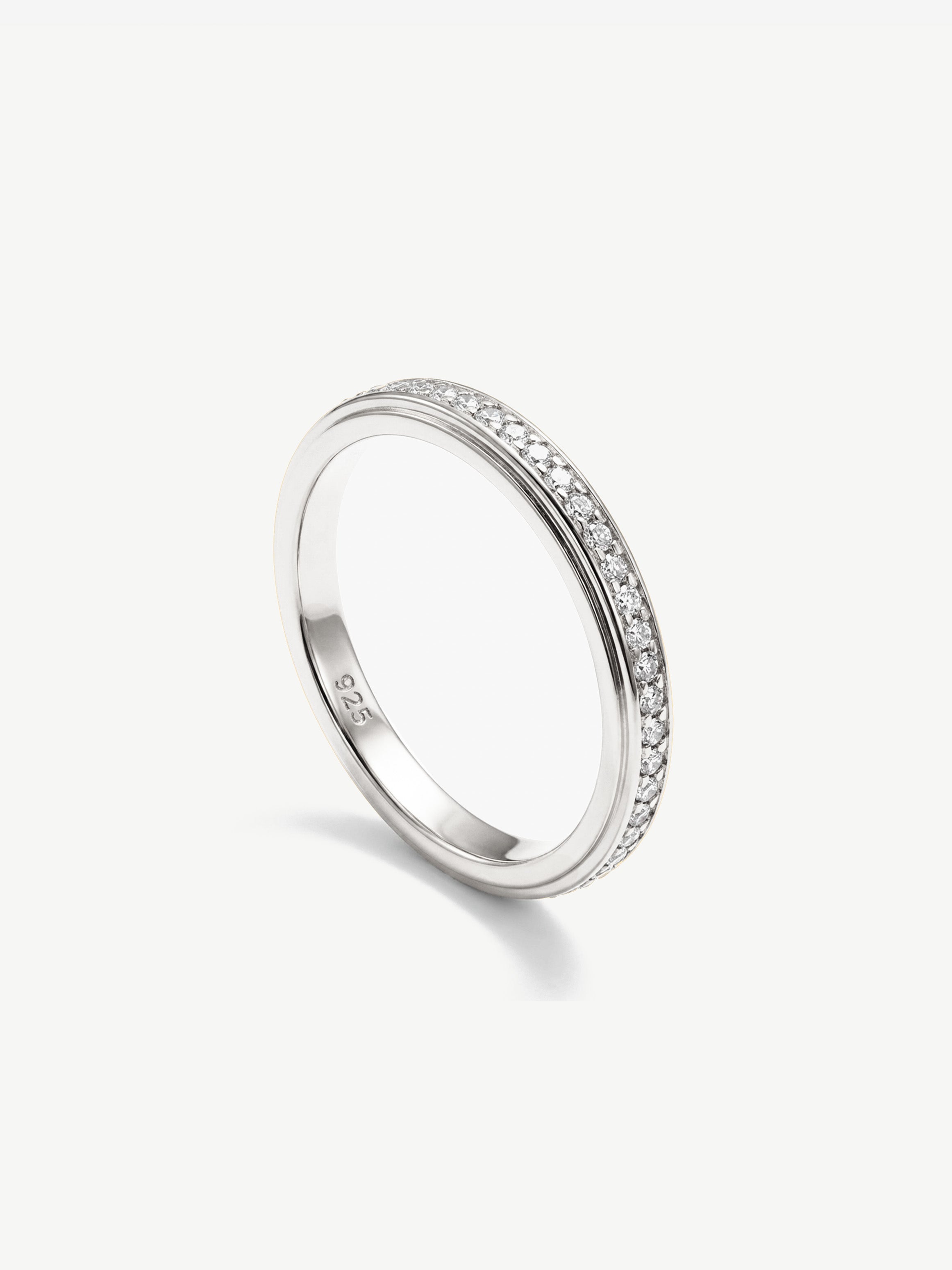 Bague d'éternité fine et empilable avec pierres scintillantes