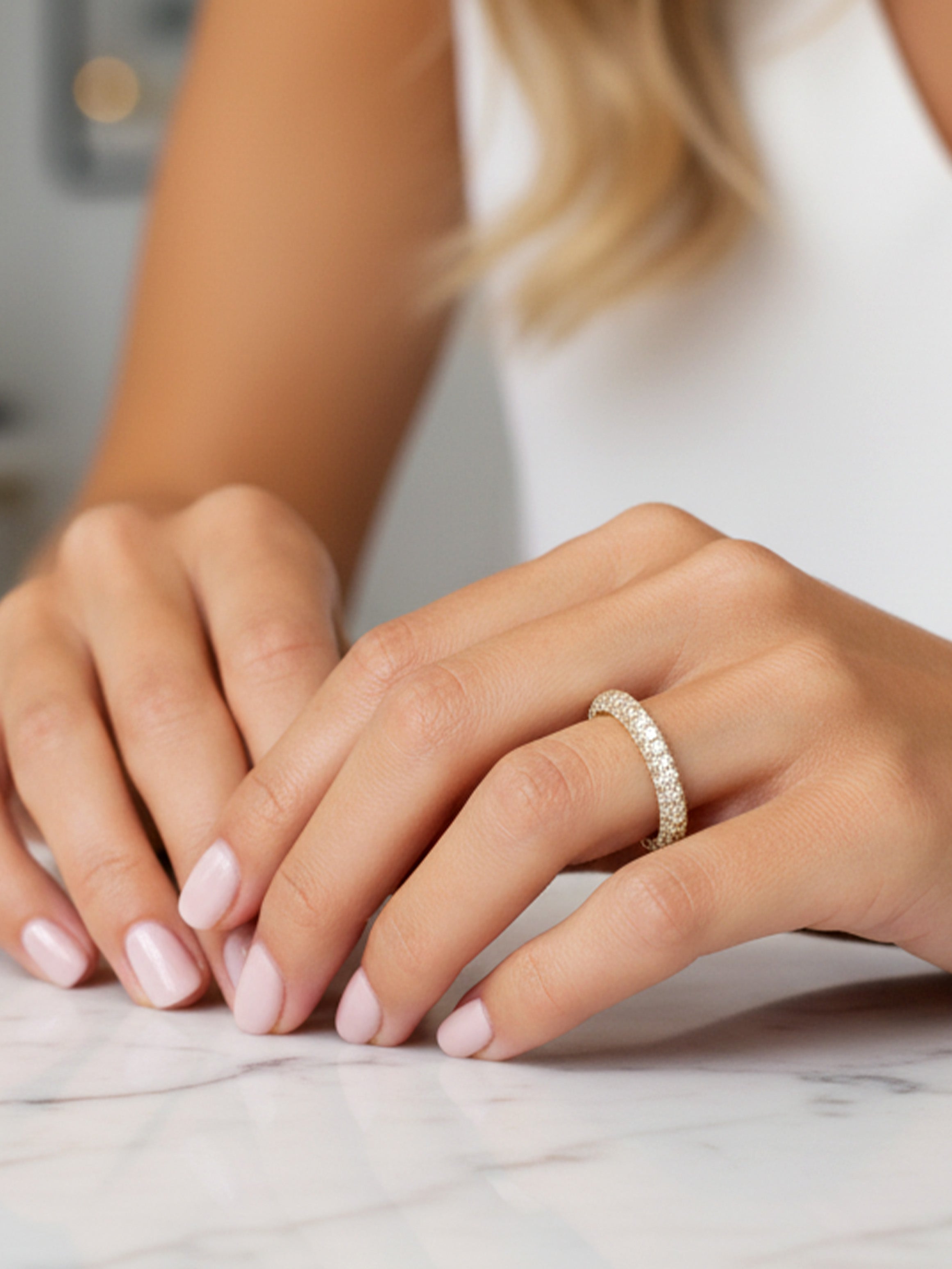 Bague dôme pavée avec pierres scintillantes