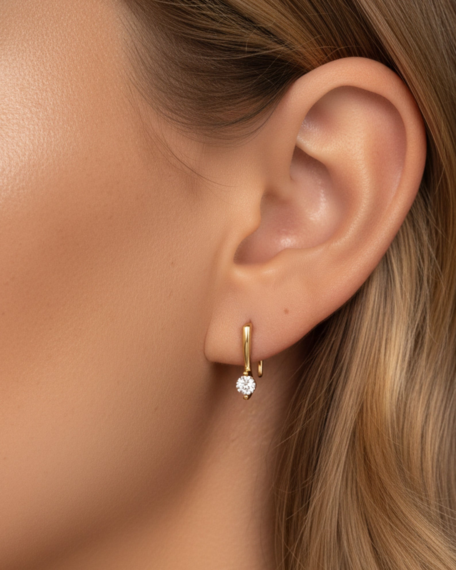 Boucles d'oreilles créoles ouvertes avec petite pierre en oxyde de zirconium