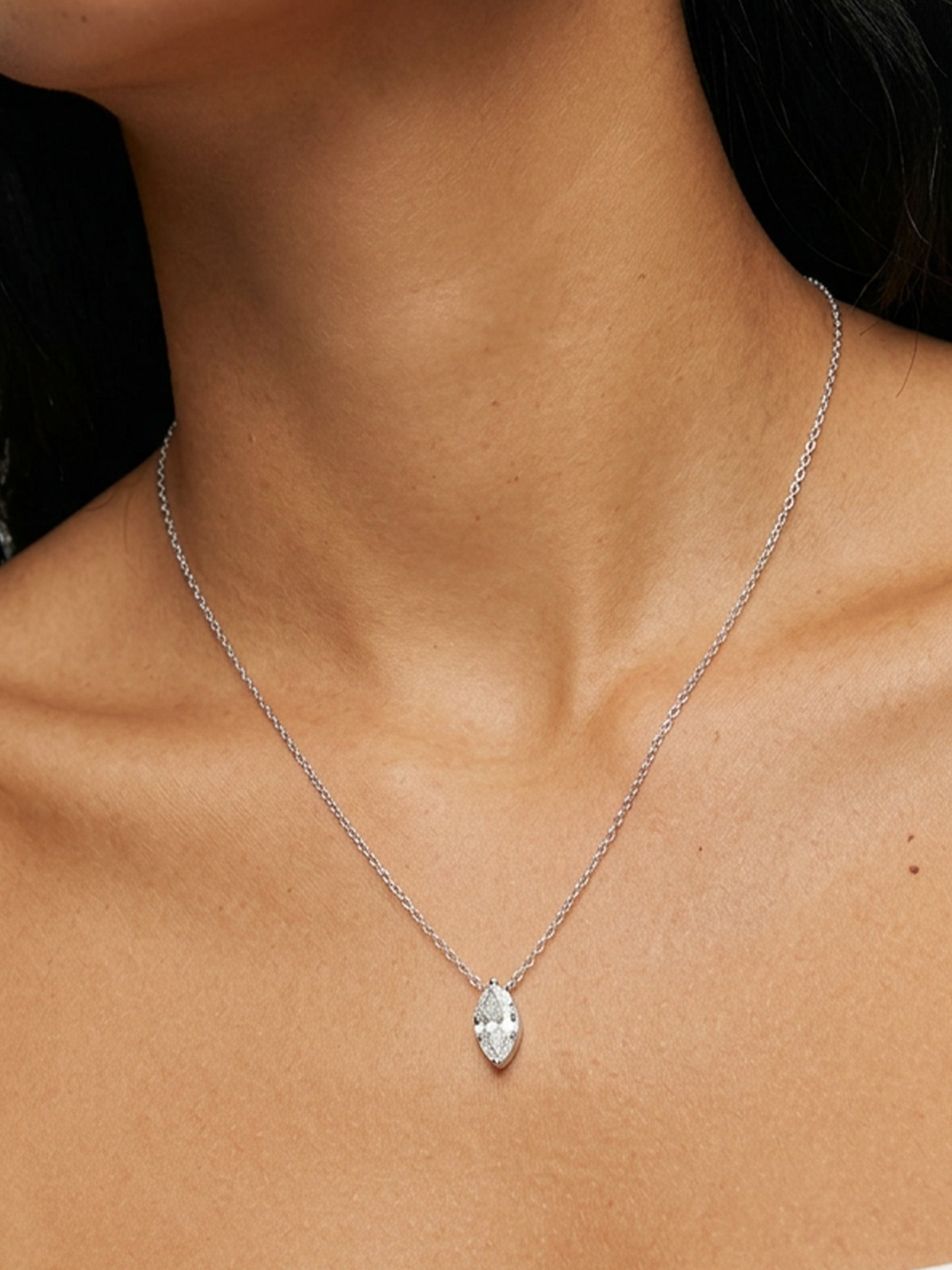 Collier délicat en pierre marquise
