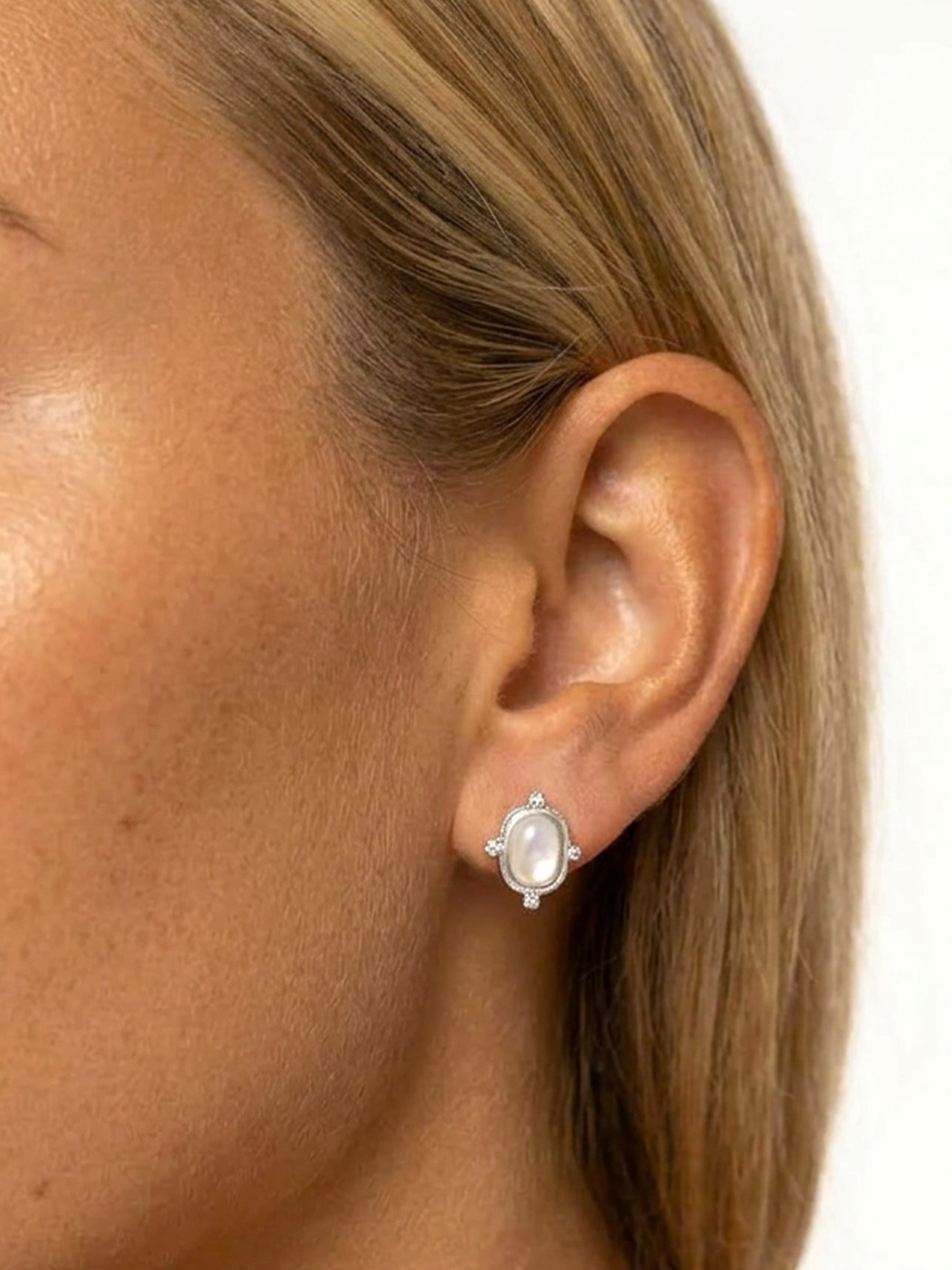 Boucles d'oreilles à tige blanches Heirloom