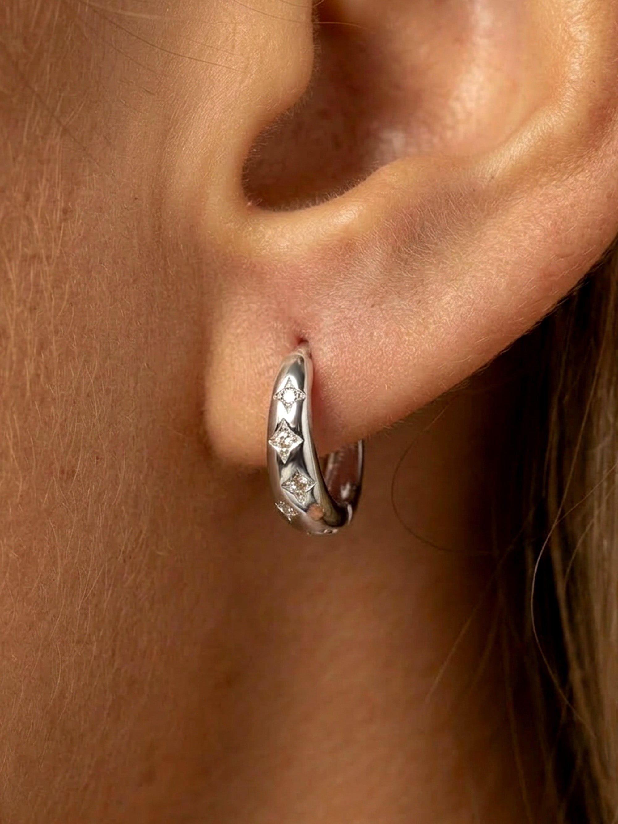 Boucles d'oreilles créoles Starburst Huggie